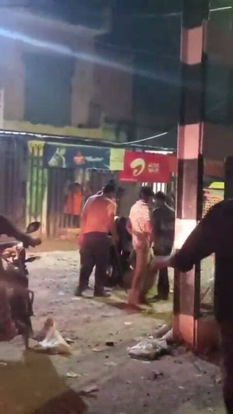 ये वीडियो यूपी के मेरठ जिले का है।
शराब पीने के दौरान कैंटीन के अंदर एक युवक का कुछ लोगों से विवाद हो गया। जिसके बाद नशे में धुत गुंडों ने युवक को बीच सड़क पर अर्धनग्न करके लाठी डंडो से जमकर पारा।
खुलेआम पिटाई और गुंडई कर सभी आरोपी मौके से फरार हो गए। युवक को बर्बरता से पीटने का वीडियो सोशल मीडिया पर वायरल। लिसाड़ी के थाना क्षेत्र के नूर नगर हाल्ट स्थित शराब के ठेके का मामला।