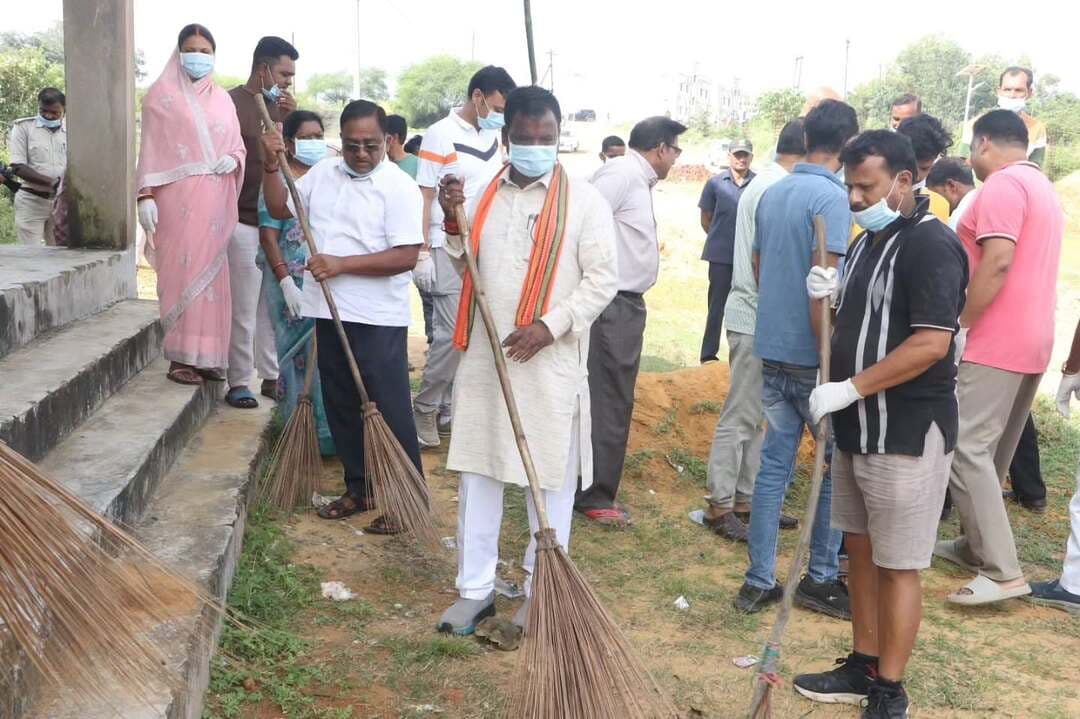सेवा मेरा योगदान
सेवा संकल्प अभियान के तहत रेड़ नदी के छठ घाट पर स्वच्छता एवं पौधरोपण अभियान में प्रेमनगर विधायक श्री भूलन सिंह मरावी ने स्वयं श्रमदान कर स्वच्छता का संदेश दिया।
जनप्रतिनिधियों, वन विभाग एवं नागरिकों ने मिलकर घाट की सफाई की तथा फलदार व छायादार पौधे रोपित कर पर्यावरण संरक्षण का संकल्प लिया।
#सेवा_संकल्प_अभियान #SevaSankalpAbhiyan #SevaSankalp #JanSeva #JanBhagidari
@chhattisgarhcmo @dpr.chhattisgarh @bhulansinghmarabi @rena_jamil_ias