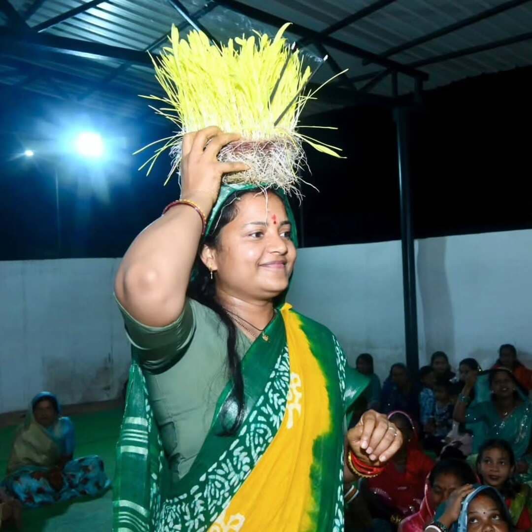 सूरजपुर के गृह ग्राम बीरपुर में महिला एवं बाल विकास तथा समाज कल्याण मंत्री श्रीमती लक्ष्मी राजवाड़े ने ग्रामीणजनों के साथ विधि-विधानपूर्वक करम देव की पूजा-अर्चना कर प्रदेशवासियों के सुख, शांति, समृद्धि एवं खुशहाली की कामना की।
करमा पूजा हमारी प्रकृति, लोकसंस्कृति, परंपराओं और सामुदायिक एकता का जीवंत प्रतीक है। यह पर्व नई पीढ़ी को अपनी समृद्ध सांस्कृतिक विरासत से जोड़ने का संदेश भी देता है।
#करमा_पूजा
@chhattisgarhcmo @laxmirajwadeofficial @wcd_cg @dpr.chhattisgarh @rena_jamil_ias