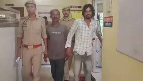 चोरी की मोटरसाइकिल समेत दो आरोपित गिरफ्तार
नंबर प्लेट बदलकर चला रहे थे चोरी की बाइक, पूछताछ में हुआ खुलासा
चायल। चरवा थाना पुलिस ने चोरी की मोटरसाइकिल के साथ दो आरोपितों को गिरफ्तार किया है। पुलिस ने उनके कब्जे से चोरी की गई स्प्लेंडर प्लस मोटरसाइकिल भी बरामद की है। दोनों आरोपितों के खिलाफ विधिक कार्रवाई करते हुए न्यायालय के समक्ष पेश किया जा रहा है।
पुलिस के अनुसार 22 सितंबर को राजेश कुमार पुत्र धर्मवीर निवासी सटई थाना चरवा ने तहरीर देकर बताया था कि 18 सितंबर को वह अपनी मोटरसाइकिल UP73X9712 चौरीडीह में खड़ी कर दुकान से सामान लेने गया था। वापस लौटने पर मोटरसाइकिल मौके से गायब मिली।
आसपास के लोगों ने बताया कि चौरीडीह निवासी अंकुश त्रिपाठी व दो अन्य लोग बाइक ले जाते दिखाई दिए थे। तहरीर के आधार पर पुलिस ने मुकदमा दर्ज कर आरोपितों की तलाश शुरू की।
गश्त और चेकिंग के दौरान मुखबिर की सूचना पर पुलिस ने मुकदमे में वांछित अंकुश त्रिपाठी पुत्र ज्ञान त