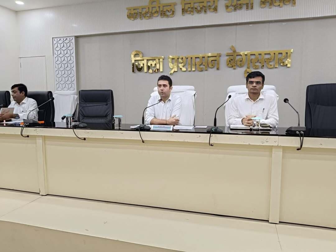 विधान परिषद चुनाव की तैयारी तेज, बेगूसराय में 10 निर्वाचन कोषांग गठित
स्नातक निर्वाचन क्षेत्र में 29,222 और शिक्षक निर्वाचन क्षेत्र में 2,050 मतदाता पंजीकृत
बेगूसराय। आगामी बिहार विधान परिषद निर्वाचन के तहत 05-दरभंगा स्नातक एवं शिक्षक निर्वाचन क्षेत्र के चुनाव को लेकर जिला प्रशासन ने तैयारियां तेज कर दी हैं। बुधवार को समाहरणालय स्थित कारगिल विजय भवन में जिलाधिकारी रिची पांडेय की अध्यक्षता में मान्यता प्राप्त राष्ट्रीय एवं राज्य राजनीतिक दलों के प्रतिनिधियों के साथ बैठक हुई। बैठक में निर्वाचन कार्यक्रम, मतदाता सूची, निर्वाचन प्रक्रिया तथा जिले में चुनाव के शांतिपूर्ण एवं व्यवस्थित संचालन के लिए की जा रही तैयारियों की जानकारी दी गई।
बैठक में जिलाधिकारी ने बताया कि 23 सितंबर 2026 तक जिले में स्नातक निर्वाचन क्षेत्र के कुल 29,222 मतदाता पंजीकृत हैं, जबकि शिक्षक निर्वाचन क्षेत्र में 2,050 मतदाता पंजीकृत हैं। राजनीतिक दलों के प्रतिनिधियों को मतदाता सूची के अंतिम प्रकाशन के आधार पर मतदाताओं की स्थिति से अवगत कराया गया।
जिलाधिकारी ने बताया कि निर्वाचन प्रक्रिया के प्रभावी संचालन के लिए जिला स्तर पर विभिन्न निर्वाचन कोषांगों का गठन किया गया है। इन कोषांगों के माध्यम से चुनाव से जुड़े अलग-अलग कार्यों को निर्धारित समय-सीमा में पूरा किया जाएगा।
10 निर्वाचन कोषांगों के जरिए होगी निगरानी
राजनीतिक दलों के प्रतिनिधियों के साथ बैठक के बाद डीएम की अध्यक्षता में वरीय पदाधिकारियों एवं नोडल पदाधिकारियों के साथ भी बैठक हुई। इसमें निर्वाचन तैयारियों की विस्तृत समीक्षा की गई। बताया गया कि चुनाव के सुचारू संचालन के लिए 10 प्रकार के निर्वाचन कोषांग गठित किए गए हैं।
इनमें कार्मिक प्रबंधन-सह-प्रशिक्षण कोषांग, मतपत्र एवं मतपेटिका कोषांग, वाहन एवं सामग्री प्रबंधन कोषांग, आदर्श आचार संहिता एवं विधि-व्यवस्था प्रबंधन कोषांग, मीडिया कोषांग, प्रेक्षक प्रबंधन कोषांग, जिला हेल्पलाइन-सह-आईटी कोषांग, वीडियोग्राफी/लाइव वेब-कास्टिंग कोषांग तथा निर्वाचन संचालन एवं अनुश्रवण प्रबंधन कोषांग सहित अन्य संबंधित कोषांग शामिल हैं।
इन कोषांगों के माध्यम से मतदान कर्मियों की प्रतिनियुक्ति एवं प्रशिक्षण, मतदान सामग्री व मतपेटिकाओं की व्यवस्था, वाहनों एवं अन्य संसाधनों का प्रबंधन, आदर्श आचार संहिता एवं विधि-व्यवस्था का अनुपालन, मीडिया समन्वय, आईटी सहायता, वीडियोग्राफी तथा निर्वाचन प्रक्रिया की सतत निगरानी की जाएगी।
समय-सीमा में कार्य पूरा करने का निर्देश
डीएम रिची पांडेय ने सभी वरीय प्रभारी एवं नोडल पदाधिकारियों को अपने-अपने दायित्वों का निर्वहन पूरी तत्परता, आपसी समन्वय और निर्धारित समय-सीमा के भीतर करने का निर्देश दिया। उन्होंने कहा कि निर्वाचन प्रक्रिया के प्रत्येक चरण में भारत निर्वाचन आयोग द्वारा जारी दिशा-निर्देशों का अक्षरशः अनुपालन सुनिश्चित किया जाए।
उन्होंने प्रशासनिक, मानव संसाधन, सामग्री, वाहन एवं तकनीकी व्यवस्थाओं को समय पर पूरा करने तथा चुनाव संबंधी कार्यों में किसी भी प्रकार की लापरवाही नहीं बरतने को कहा। मतदान केंद्रों पर आवश्यक सुविधाओं, मतदान कर्मियों के प्रशिक्षण, निर्वाचन सामग्री एवं मतपेटिकाओं की उपलब्धता, वाहन प्रबंधन, विधि-व्यवस्था, आदर्श आचार संहिता, मीडिया समन्वय और आईटी व्यवस्था पर भी विशेष जोर दिया गया।
बैठक में उप विकास आयुक्त आकाश चौधरी, अपर समाहर्ता विभागीय जाँच महेश्वर प्रसाद सिंह, उप निर्वाचन पदाधिकारी सौरव कुमार सहित अन्य संबंधित पदाधिकारी एवं राजनीतिक दलों के प्रतिनिधि उपस्थित थे।