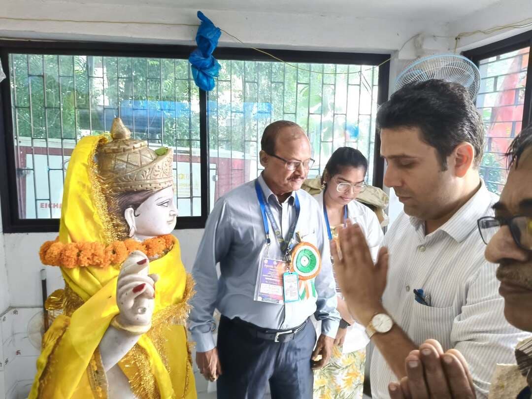 आयुर्वेद और एलोपैथी में प्रतिस्पर्धा नहीं, समन्वय जरूरी : डीएम
ग्यारहवें आयुर्वेद दिवस पर राजकीय अयोध्या शिवकुमारी आयुर्वेद महाविद्यालय में समारोह, वैज्ञानिक सत्र में विशेषज्ञों ने साझा किए विचार
बेगूसराय। राजकीय अयोध्या शिवकुमारी आयुर्वेद महाविद्यालय, बेगूसराय में बुधवार को ग्यारहवें आयुर्वेद दिवस के अवसर पर आयोजित समारोह का उद्घाटन जिलाधिकारी रिची पांडेय ने किया। समारोह को संबोधित करते हुए उन्होंने कहा कि विभिन्न चिकित्सा पद्धतियों के बीच बेहतर समन्वय स्थापित कर स्वास्थ्य व्यवस्था को और मजबूत किया जा सकता है। आयुर्वेद और एलोपैथी के बीच प्रतिस्पर्धा के बजाय सहयोग एवं समन्वय की भावना होनी चाहिए, जिसका सीधा लाभ मरीजों को मिलेगा।
डीएम ने कहा कि रोगी काफी विश्वास के साथ चिकित्सक के पास पहुंचते हैं। ऐसे में सभी चिकित्सा पद्धतियों का उद्देश्य मरीज को बेहतर उपचार एवं स्वास्थ्य सुविधा उपलब्ध कराना होना चाहिए। उन्होंने कहा कि आयुर्वेद प्राचीन समय से ही लोगों के बीच लोकप्रिय रहा है और कोरोना काल में भी इसकी उपयोगिता सामने आई। आयुर्वेद केवल चिकित्सा पद्धति नहीं, बल्कि जीवन का विज्ञान है।
उन्होंने महाविद्यालय के छात्र-छात्राओं को गुरु के प्रति सम्मान बनाए रखने तथा गुरु-शिष्य के बीच निरंतर संवाद कायम रखने की सलाह दी। उन्होंने कहा कि इससे गुरु-शिष्य परंपरा मजबूत होगी और विद्यार्थियों को आयुर्वेद के ज्ञान एवं सिद्धांतों को गहराई से समझने का अवसर मिलेगा।
समारोह में सिविल सर्जन डॉ. अशोक कुमार ने कहा कि कोई भी चिकित्सा पद्धति दूसरी पद्धति की प्रतिस्पर्धी नहीं है। सभी चिकित्सा पद्धतियों को मिलकर कार्य करना चाहिए। वहीं महाविद्यालय के प्राचार्य डॉ. श्रीनिवास त्रिपाठी ने कहा कि वर्तमान समय में देश ही नहीं, बल्कि पूरी दुनिया में आयुर्वेदिक चिकित्सा एवं औषधियों की महत्ता बढ़ी है। उन्होंने कहा कि रोग प्रतिरोधक क्षमता बढ़ाने में आयुर्वेद की महत्वपूर्ण भूमिका है और महर्षि चरक के सिद्धांतों को व्यवहार में अपनाकर कई बीमारियों से बचाव किया जा सकता है।
सदर अस्पताल के अधीक्षक डॉ. अखिलेश कुमार सिंह ने आयुर्वेद महाविद्यालय से अपने पुराने संबंध का उल्लेख करते हुए कहा कि वे आयुर्वेद के समर्थक हैं और महाविद्यालय परिसर में आकर उन्हें प्रसन्नता हुई।
कार्यक्रम के दौरान डीएम रिची पांडेय को प्राचार्य डॉ. श्रीनिवास त्रिपाठी ने अंगवस्त्र एवं स्मृति चिह्न देकर सम्मानित किया। सिविल सर्जन डॉ. अशोक कुमार को भी उपहार एवं स्मृति चिह्न प्रदान किया गया। वहीं सदर अस्पताल अधीक्षक डॉ. अखिलेश कुमार सिंह को महाविद्यालय अस्पताल के उपाधीक्षक डॉ. दिलीप कुमार वर्मा ने अंगवस्त्र, स्मृति चिह्न एवं उपहार देकर सम्मानित किया।
वैज्ञानिक सत्र में विशेषज्ञों ने रखे विचार
समारोह के बाद सम्मेलन का वैज्ञानिक सत्र शुरू हुआ। प्रथम सत्र में चौधरी ब्रह्म प्रकाश आयुर्वेद चरक संस्थान, नई दिल्ली के शल्य तंत्र विभाग के एसोसिएट प्रोफेसर डॉ. महेश कुमार ने ‘आयुर्वेद में शल्य कर्म की भूमिका’ विषय पर व्याख्यान दिया। उन्होंने अग्निकर्म, शलाका एवं क्षार सूत्र सहित आयुर्वेद में वर्णित विभिन्न शल्य प्रक्रियाओं की जानकारी विद्यार्थियों को दी।
दूसरे वैज्ञानिक सत्र में काशी हिंदू विश्वविद्यालय के प्रोफेसर एमेरिटस डॉ. चंद्रभूषण झा ने ‘रस शास्त्र के माध्यम से हेल्थ प्रमोशन’ विषय पर व्याख्यान दिया। उन्होंने रस शास्त्र के माध्यम से स्वास्थ्य संवर्धन और रोगियों के स्वास्थ्य लाभ में इसके उपयोग एवं संभावनाओं पर जानकारी दी।
तीसरे सत्र में विद्यार्थियों ने शोध-पत्र प्रस्तुत किए। इस दौरान विभिन्न विशेषज्ञ चिकित्सकों एवं शिक्षकों ने शोध प्रस्तुतियों का मार्गदर्शन किया।
सम्मेलन के आयोजन सचिव डॉ. संतोष कुमार सिंह ने आयोजन की सफलता पर प्रकाश डाला। धन्यवाद ज्ञापन डॉ. गार्गी प्रसाद शुक्ल ने किया। संचालन डॉ. सुशांत कुमार एवं सह-संचालन डॉ. रमन रंजन ने किया। कार्यक्रम को सफल बनाने में महाविद्यालय के चिकित्सकों, शिक्षकों एवं कर्मियों ने महत्वपूर्ण भूमिका निभाई।