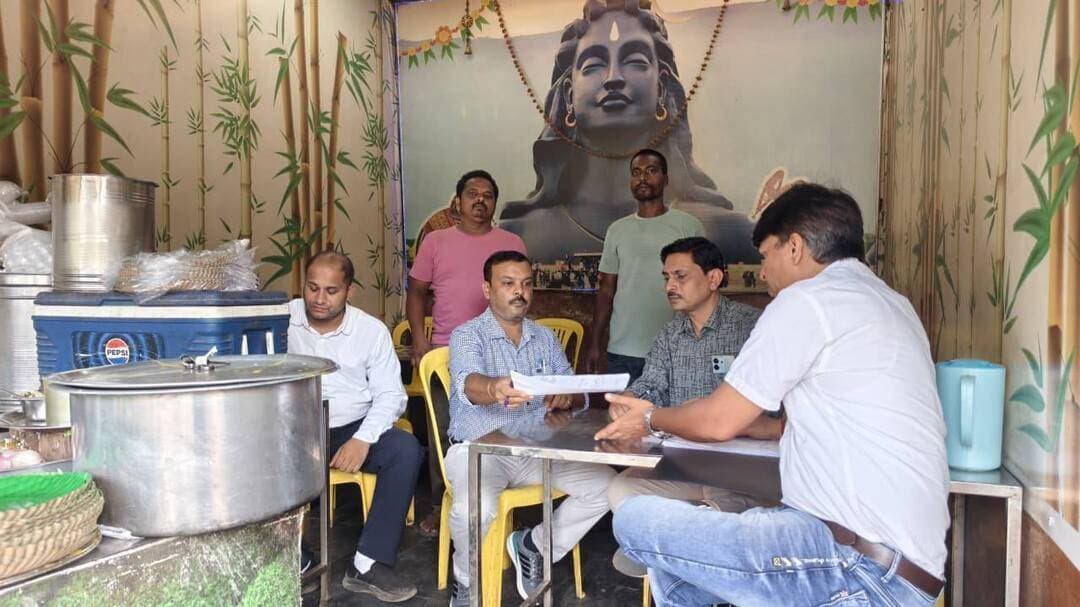 🔳कलेक्टर के निर्देश पर घरेलू एलपीजी के व्यावसायिक उपयोग के विरूद्ध हुई छापामार कार्रवाई
🔳खाद्य आपूर्ति विभाग ने 8 सिलेंडर और 2 चूल्हा-भट्टी किया जब्त
🔳कटनी - जिले में घरेलू एलपीजी सिलेंडरों के अनधिकृत एवं व्यावसायिक उपयोग की रोकथाम के लिए कलेक्टर श्री आशीष तिवारी के निर्देश पर खाद्य आपूर्ति विभाग ने बुधवार को कटनी नगर के विभिन्न व्यावसायिक प्रतिष्ठानों में छापामार कार्रवाई की। इस कार्रवाई में संयुक्त जांच दल ने दो प्रतिष्ठानों से 8 घरेलू सिलेंडर एवं 2 चूल्हा-भट्टी जब्त किया।
जिला आपूर्ति अधिकारी ने बताया कि जांच दल ने कोतवाली के सामने स्थित श्री गणेश मसाला डोसा तथा रेलवे स्टेशन कटनी के प्लेटफार्म नंबर-01 स्थित फूड प्लाजा रेलवे कैंटीन का निरीक्षण किया। दोनों प्रतिष्ठानों में 14.2 किलोग्राम क्षमता के घरेलू एलपीजी सिलेंडरों का उपयोग खाद्य सामग्री तैयार करने में किया जाना पाया गया। कार्रवाई के दौरान श्री गणेश मसाला डोसा से 4 सिलेंडर व 1 चूल्हा-भट्टी तथा फूड प्लाजा रेलवे कैंटीन से 4 सिलेंडर व 1 चूल्हा-भट्टी जब्त की गई।
घरेलू एलपीजी सिलेंडरों का निर्धारित प्रयोजन के विपरीत व्यावसायिक उपयोग द्रवीकृत पेट्रोलियम गैस (आपूर्ति और वितरण का विनियमन) आदेश, 2000 के प्रावधानों का उल्लंघन पाए जाने पर संबंधित प्रतिष्ठानों के विरुद्ध आवश्यक वस्तु अधिनियम, 1955 के तहत नियमानुसार वैधानिक कार्रवाई की गई।
छापामार कार्रवाई सहायक आपूर्ति अधिकारी श्री यज्ञदत्त त्रिपाठी एवं श्री जितेन्द्र बर्मन तथा कनिष्ठ आपूर्ति अधिकारी श्री सुनील किरार एवं श्री नागेश्वर श्रीवास द्वारा संयुक्त रूप से की गई। विभाग ने स्पष्ट किय है कि व्यावसायिक प्रतिष्ठानों में निर्धारित मानकों के अनुरूप वाणिज्यिक एलपीजी सिलेंडरों का उपयोग सुनिश्चित करने तथा घरेलू एलपीजी के अनधिकृत व्यावसायिक उपयोग के विरुद्ध प्रवर्तन कार्रवाई निरंतर जारी रहेगी।
#JansamparkMP
#CMMadhyaPradesh
#DrMohanYadav51
#udaypratapmp
#jbpcommissioner
#katni
#कटनी