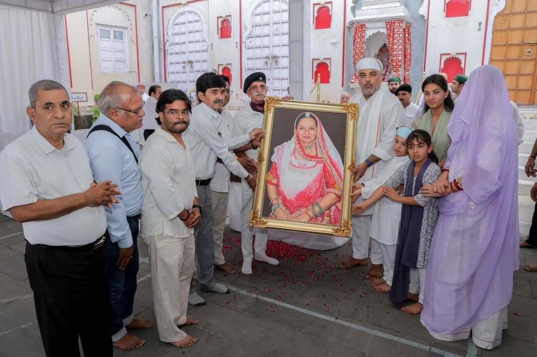 राजमाता साहिबा की स्मृति में बैठक सभा का अंतिम दिन
देशभर से जुटे गणमान्यजन
उदयपुर, 23 सितम्बर।
उदयपुर की राजमाता साहिबा के अंतिम दिन आयोजित बैठक सभा में देशभर से जनप्रतिनिधियों, पूर्व राजपरिवारों के सदस्यों, उद्योग जगत की हस्तियों, पत्रकारों, प्रशासनिक एवं पुलिस अधिकारियों, सैन्य अधिकारियों तथा मंदिर-मठों से जुड़े संतों एवं प्रतिनिधियों ने उपस्थित होकर श्रद्धांजलि अर्पित की।
बैठक सभा में उपस्थित गणमान्यजनों ने श्रीजी हुजूर डॉ. लक्ष्यराज सिंह जी मेवाड़ एवं पूर्व मेवाड़ राजपरिवार के सदस्यों से मुलाकात कर अपनी संवेदनाएं व्यक्त कीं। सभी ने राजमाता साहिबा के चित्र पर पुष्पांजलि अर्पित कर उनकी आत्मा की शांति के लिए प्रार्थना की।
श्रद्धांजलि अर्पित करने वालों में गोपालगंज, बिहार से राजद के डॉ. उज्जवल नाथ सिंह, गोंदल के पूर्व राजपरिवार सदस्य यादवेंद्र सिंह जाडेजा, गढ़ुला गुजरात के पूर्व राजपरिवार सदस्य अर्जुनसिंहजी गोहिल, बनेड़ा के पूर्व राजपरिवार सदस्य गोपाल चरण सिंह बनेड़ा, एमआरएस ग्रुप के एमडी मेघराज सिंह रॉयल, पचार ग्रुप के एमडी राजेंद्र सिंह पचार, शाहपुरा के राव राजेन्द्र सिंह, रतलाम के पूर्व राजपरिवार सदस्य राम लक्ष्मण सिंह, सिरोही के पूर्व राजपरिवार सदस्य इंद्रेश्वर सिंह एवं दैवत सिंह बहादुर, वाव के पूर्व राजपरिवार सदस्य राणा राजेश्वर गजेंद्र सिंह, अलपुरा से मानवेन्द्र सिंह, कवि शैलेष लोढ़ा, कटक ओड़िया से लोकसभा सांसद भर्तृहरि महताब, धामपुर बिजनौर विधायक अशोक कुमार राणा, उदयपुर ग्रामीण विधायक फूल सिंह मीणा, उदयपुर पूर्व की डिप्टी एसपी छवि शर्मा, 30 इन्फैंट्री ब्रिगेड के ब्रिगेडियर अशोक ओहल्याण, राजसमंद के भीम विधायक हरिसिंह रावत, नाथद्वारा मंदिर के अधिकारीजी सुधाकर शास्त्री, राजसमंद विधायक दीप्ति माहेश्वरी, वल्लभनगर की पूर्व विधायक प्रीति, भाजपा राजस्थान प्रदेश कार्यसमिति सदस्य हरिशचंद्र सिंह जसोल, मोहनलाल सुखाड़िया विश्वविद्यालय के मानद कुलपति प्रो. (डॉ.) कैलाश डागा, दयानिधि उर्मलिया, एंटरप्रेन्योरशिप एंड रूरल डेवलपमेंट सेंटर के राष्ट्रीय सलाहकार बोर्ड के सदस्य, मारवाड़ राजपूत सभा के पूर्व अध्यक्ष हनुमान सिंह खांगटा, 9वीं ग्रेनेडियर मेवाड़ के प्रतिनिधि, सेवा मंदिर न्यासी बोर्ड के पूर्व अध्यक्ष एवं विभिन्न सरकारी एवं गैर सरकारी समितियों के सक्रिय सदस्य श्री अजय मेहता तथा राजस्थान कैडर की सेवा निवृत आई ए एस अधिकारी अदिति मेहता तथा भाजपा के कुंभलगढ़ विधायक सुरेंद्र सिंह राठौड़ सहित अनेक गणमान्यजन शामिल रहे।