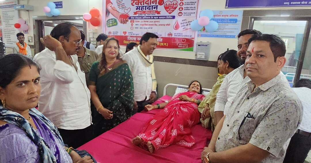 🩸 सेवा संकल्प अभियान के अंतर्गत रक्तदान
प्रधानमंत्री श्री नरेंद्र मोदी जी के जन्मदिवस के उपलक्ष्य में चल रहे ‘सेवा संकल्प अभियान’ के अंतर्गत आज सामुदायिक स्वास्थ्य केंद्र, चौकी में आयोजित रक्तदान कार्यक्रम में सहभागिता की।
रक्तदान करने वाले सभी रक्तदाताओं का उत्साहवर्धन करते हुए उन्हें प्रमाण पत्र प्रदान कर सम्मानित किया गया।
रक्तदान एक पुनीत सेवा है, जो किसी जरूरतमंद के जीवन को बचाने में महत्वपूर्ण भूमिका निभाती है। समाज के प्रत्येक स्वस्थ एवं सक्षम व्यक्ति को आगे आकर इस मानव सेवा के कार्य में सहभागी बनना चाहिए।
सेवा, समर्पण और जनकल्याण के संकल्प के साथ ‘सेवा संकल्प अभियान’ निरंतर जारी है। 🙏
#सेवा_संकल्प_अभियान #रक्तदान_महादान #जनसेवा #नरेंद्र_मोदी #नम्रता_सिंह