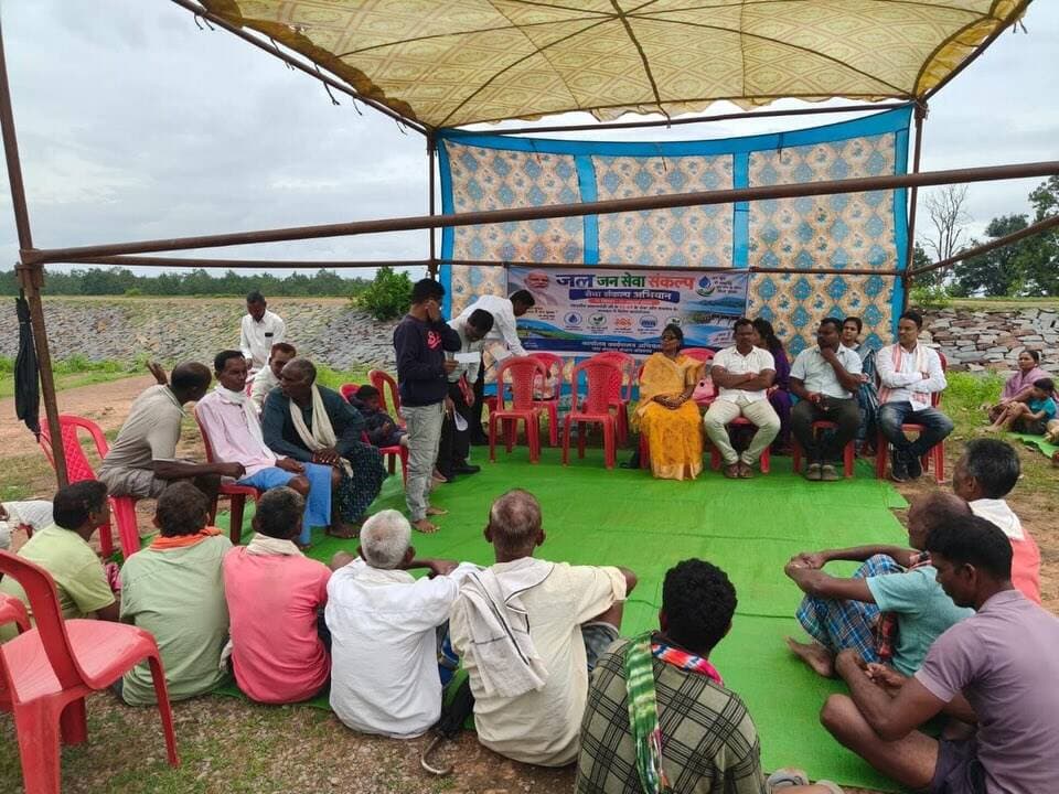 जल संरक्षण, पर्यावरण संरक्षण और जनभागीदारी की दिशा में एक और कदम।
सेवा संकल्प अभियान के तहत कोण्डागांव के केरावाही जलाशय में ‘जल स्रोत जांच एवं सुधार कार्यक्रम’ आयोजित किया गया।
कार्यक्रम के दौरान जलाशय के कैचमेंट क्षेत्र, बांध, सीपेज क्षेत्र, जल प्रवाह से जुड़े हिस्सों एवं नहरों का तकनीकी निरीक्षण किया गया। साथ ही जलाशय परिसर में साफ-सफाई और संरक्षण संबंधी गतिविधियां जनभागीदारी से संचालित की गईं।
स्थानीय ग्रामीणों को जल स्रोतों की स्वच्छता, संरक्षण, वर्षाजल संचयन और जल के उचित उपयोग के प्रति जागरूक किया गया। ग्रामीणों से जलाशय एवं आसपास के जल स्रोतों को स्वच्छ रखने और जल संरक्षण में सक्रिय भागीदारी निभाने की अपील की गई।
‘एक पेड़ मां के नाम’ अभियान के तहत जलाशय परिसर में वृक्षारोपण कर हरियाली और पर्यावरण संरक्षण का संदेश दिया गया। कार्यक्रम में वर्षाजल संचयन एवं भूजल संवर्धन को लेकर शपथ भी दिलाई गई।
जल स्रोतों का संरक्षण केवल जिम्मेदारी नहीं, बल्कि आने वाली पीढ़ियों के सुरक्षित भविष्य की नींव है।
#सेवा_संकल्प_अभियान #SevaSankalpAbhiyan #SevaSankalp #JanSeva #JanBhagidari ViksitChhattisgarh SevaSeVikas आशीर्वाद_का_दीया