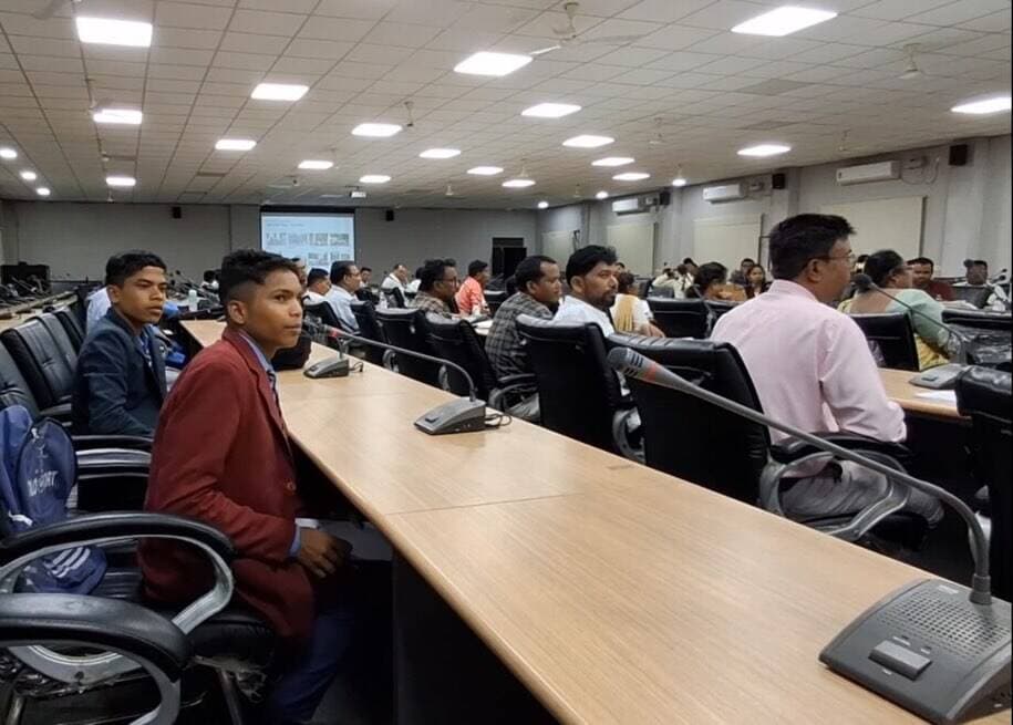 बस्तर में शिक्षा की नई पहल — अब मिट्टी, शिल्प और कला से पढ़ेंगे भूगोल
कलेक्टर श्रीमती नूपुर राशि पन्ना की पहल पर कोण्डागांव जिले के पाँच विद्यालयों में भूगोल प्रयोगशालाओं एवं कला-समेकित शिक्षण की स्थापना की जा रही है।
प्रथम चरण में सिंगनपुर, चिपावण्ड, गम्हरी, अनंतपुर और आलोर के विद्यालयों को शामिल किया गया है। विद्यार्थियों को ग्लोब, एटलस, मृदा मानचित्र, सौरमंडल एवं भू-आकृति मॉडल, वर्षा जल संचयन मॉडल और बस्तर की कला एवं विरासत जैसे विषयों को अनुभव के माध्यम से सीखने का अवसर मिलेगा।
इस अभिनव पहल के हेड मेंटर के रूप में India’s Best Teachers’ Award 2026 के राष्ट्रीय पुरस्कार विजेता शिक्षक श्री विनायक कोहली को नियुक्त किया गया है। उनके मार्गदर्शन में शिक्षकों का प्रशिक्षण और प्रयोगशालाओं की स्थापना की जाएगी।
अब भूगोल केवल किताबों तक सीमित नहीं रहेगा—विद्यार्थी उसे छुएँगे, देखेंगे, समझेंगे और स्वयं बनाकर सीखेंगे।
#Kondagaon #Education #GeographyLab #ArtIntegratedLearning #ExperientialLearning