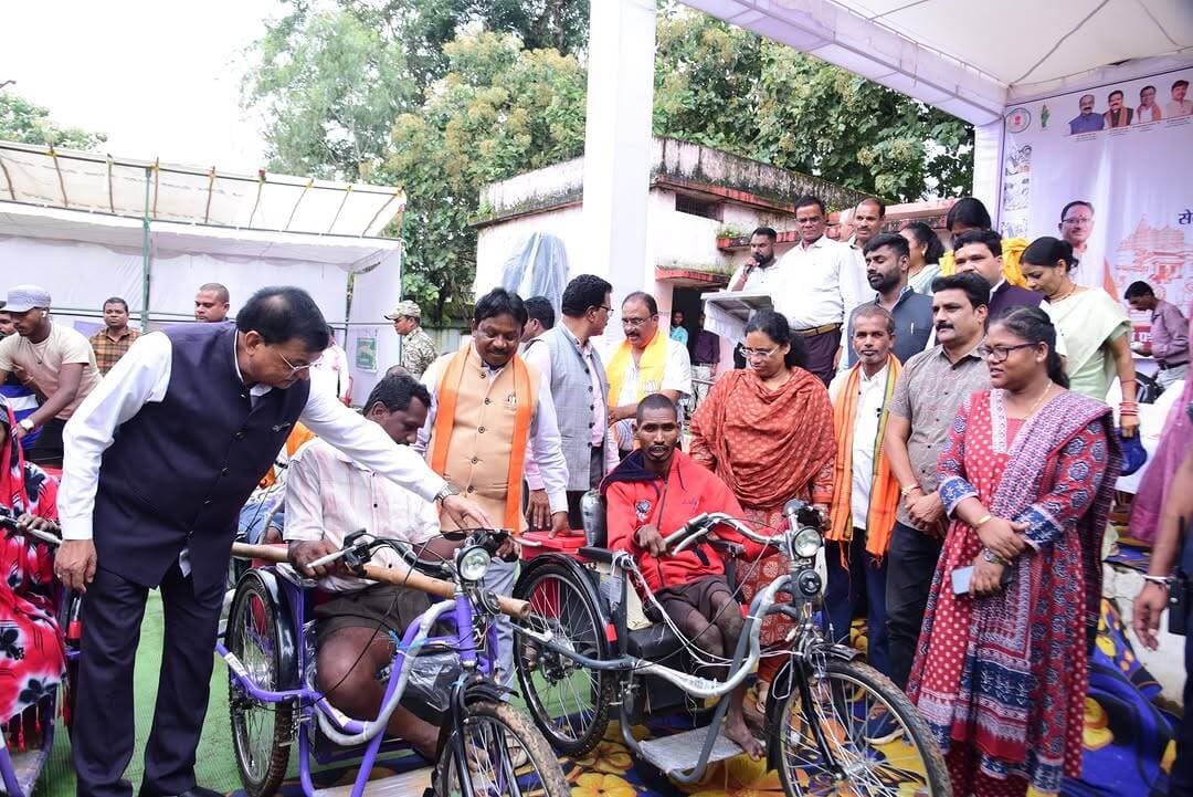 सेवा संकल्प अभियान के अंतर्गत ‘सेवा मेरा योगदान’ शिविर में समाज कल्याण विभाग द्वारा 08 दिव्यांगजनों को मोटराइज्ड ट्राईसिकल प्रदान की गई।
मोटराइज्ड ट्राईसिकल से हितग्राहियों को आवागमन में सुविधा मिलेगी और दैनिक गतिविधियों में आत्मनिर्भरता को बढ़ावा मिलेगा।
पात्र हितग्राहियों तक शासन की सुविधाएं पहुंचाने के लिए सेवा संकल्प अभियान के तहत निरंतर प्रयास किए जा रहे हैं।
#सेवा_संकल्प_अभियान #SevaSankalpAbhiyan #SevaSankalp #JanSeva #JanBhagidari