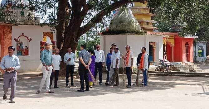 ग्राम पंचायत डोंगरियाकला के जलेश्वर महादेव मंदिर परिसर में सेवा संकल्प अभियान एवं ‘स्वच्छता ही सेवा-2026’ के तहत ग्रामीणों, महिलाओं एवं स्वच्छता दीदियों ने श्रमदान कर साफ-सफाई की। कार्यक्रम के अंत में स्वच्छता की शपथ दिलाई गई।
ग्रामीणों को चार डिब्बों में गीला, सूखा, हानिकारक एवं ई-कचरा अलग रखने की जानकारी दी गई तथा घर से ही कचरा पृथक्करण और गांव को प्लास्टिक मुक्त बनाने के लिए प्रेरित किया गया।
#SevaSankalpAbhiyan #SwachhataHiSeva #WasteSegregation #SwachhBharatMission #Kabirdham