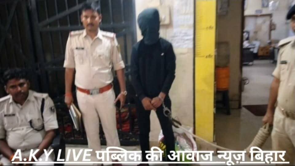 बड़ी खबर: अरवल सिविल कोर्ट में चोरी करने वाले स्मैकर गिरोह के 3 शातिर चोर गिरफ्तार!अरवल. सिविल कोर्ट परिसर को निशाना बनाने वाले तीन शातिर चोरों को अरवल टाउन थाना पुलिस ने त्वरित कार्रवाई करते हुए दबोच लिया है। पकड़े गए आरोपी कोर्ट परिसर में चल रहे डेंटिंग-पेंटिंग कार्य से कीमती पेंट के डब्बे चुराकर फरार हो गए थे।📍 रात के अंधेरे और सूनेपन का उठाया फायदाघटना 17 सितम्बर 2026 की रात की है। सिविल कोर्ट अरवल में चल रहे काम के दौरान वहां रखे 25-25 लीटर के 5 से अधिक पेंट के डब्बे रखे हुए थे। रात के सन्नाटे का फायदा उठाकर इस स्मैकर गिरोह ने चोरी की घटना को अंजाम दिया और रफूचक्कर हो गए।👥 गिरफ्तार आरोपियों की पहचान:हिंमांशु कुमार (25 वर्ष) - पिता: राजेश कुमार सिंह, निवासी: वॉशिंगपुर (नगर क्षेत्र, अरवल)प्रिंस कुमार - पिता: पिंटू चौधरीमोहम्मद नवाब - पिता: मोहम्मद कल्लू मियां⚡ थाना अध्यक्ष दरबारी चौधरी के नेतृत्व में हुई त्वरित कार्रवाईमामले की सूचना मिलते ही अरवल टाउन थाना पुलिस अलर्ट मोड में आ गई। थाना अध्यक्ष दरबारी चौधरी के नेतृत्व में गुप्त सूचना के आधार पर एक विशेष टीम का गठन किया गया। पुलिस ने त्वरित छापेमारी करते हुए अरवल गांधी मैदान से मुख्य आरोपी हिमांशु कुमार और उसके दोनों साथियों को धर दबोचा।⚖️ कोर्ट के आदेश पर भेजे गए जेलपुलिस ने कागजी कार्रवाई पूरी करते हुए तीनों आरोपियों को न्यायिक हिरासत में जहानाबाद जेल भेज दिया है। पुलिस की इस त्वरित कार्रवाई से स्थानीय लोगों और कोर्ट प्रशासन ने राहत की सांस ली है।🏷️#ArwalNews #ArwalPolice #CrimeNews #BiharPolice #BreakingNews #ArwalCivilCourt #BiharNews