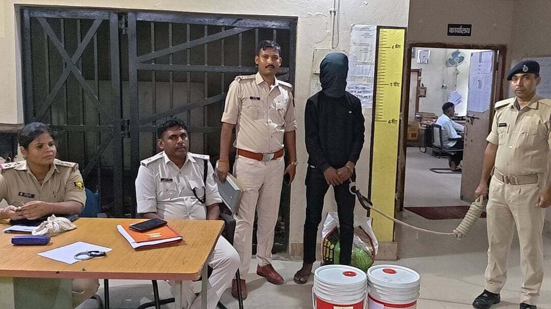 सिविल कोर्ट अरवल से पेंट के डिब्बे चोरी, तीन युवक गिरफ्तार
गुप्त सूचना पर टाउन थाना पुलिस की कार्रवाई, जहानाबाद भेजे गए आरोपी
अरवल। नगर क्षेत्र के वॉशिंगपुर गांव से जुड़े तीन युवकों पर सिविल कोर्ट अरवल परिसर में चल रहे डेंटिंग-पेंटिंग कार्य के दौरान पेंट के डिब्बे चोरी करने का आरोप है। मामले में अरवल टाउन थाना पुलिस ने त्वरित कार्रवाई करते हुए तीनों युवकों को गिरफ्तार कर लिया है।
पुलिस के अनुसार, गिरफ्तार आरोपियों की पहचान वॉशिंगपुर गांव निवासी राजेश कुमार सिंह के 25 वर्षीय पुत्र हिमांशु कुमार, पिंटू चौधरी के पुत्र प्रिंस कुमार तथा मोहम्मद कल्लू मियां के पुत्र मोहम्मद नवाब के रूप में हुई है।
बताया जा रहा है कि 17 सितंबर 2026 की रात सिविल कोर्ट अरवल में डेंटिंग-पेंटिंग का कार्य चल रहा था। इसी दौरान आरोप है कि तीनों युवक रात के अंधेरे और सन्नाटे का फायदा उठाकर परिसर से 25 लीटर क्षमता वाले पांच से अधिक पेंट के डिब्बे चोरी कर फरार हो गए।
घटना की सूचना मिलते ही अरवल टाउन थाना पुलिस सक्रिय हो गई। थानाध्यक्ष दरबारी चौधरी के नेतृत्व में पुलिस टीम ने गुप्त सूचना के आधार पर छापेमारी की, जिसके बाद गांधी मैदान क्षेत्र से हिमांशु कुमार समेत तीनों आरोपियों को गिरफ्तार कर लिया गया।
पुलिस ने आवश्यक कानूनी कार्रवाई पूरी करने के बाद तीनों आरोपियों को जहानाबाद भेज दिया है। मामले में पुलिस आगे की कार्रवाई और जांच में जुटी हुई है।
सच्च के साथ आपका विश्वास। AKY live Arvind Yadav