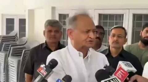 मुख्यमंत्री ख़ुद पर…यह भला आदमी ऐसा निकला है की मैं सोच नहीं सकता था, यह बर्बाद कर देगा राजस्थान को इस प्रकार चुनाव करवाकर”
-अशोक गहलोत का मुख्यमंत्री भजनलाल शर्मा पर बयान