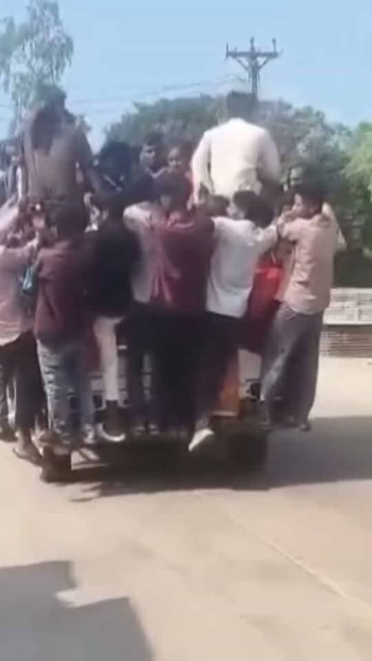 सीधी मे एक गाडी,जिसमे 52 लोग सवार, वीडियो वायरल