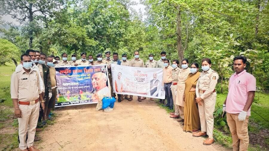 🌿 सेवा संकल्प अभियान | स्वच्छता की ओर एक कदम 🌿
कंचनपुर–चंदुपरा क्षेत्र में सेवा संकल्प अभियान के अंतर्गत पुलिस विभाग एवं वन विभाग के संयुक्त तत्वावधान में स्वच्छता एवं साफ़-सफ़ाई अभियान आयोजित किया गया।
इस अभियान का उद्देश्य आसपास के क्षेत्र को स्वच्छ एवं प्लास्टिक मुक्त बनाना तथा आमजन में स्वच्छता, पर्यावरण संरक्षण और प्रकृति के प्रति जिम्मेदारी की भावना को बढ़ावा देना रहा।
पुलिस विभाग एवं वन विभाग के अधिकारियों एवं कर्मचारियों ने मिलकर स्वच्छता अभियान में सक्रिय सहभागिता निभाई और लोगों को स्वच्छ पर्यावरण बनाए रखने के लिए प्रेरित किया।
🌱 स्वच्छ परिसर — स्वस्थ समाज — सुरक्षित पर्यावरण
🤝 सेवा, स्वच्छता और पर्यावरण संरक्षण के लिए हमारा संकल्प।