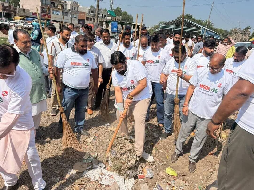 सेवा संकल्प अभियान के तहत बुधवार को सांसद कार्तिकेय शर्मा और कालका विधायक शक्ति रानी शर्मा ने कालका एवं पिंजौर में आयोजित स्वच्छता कार्यक्रमों में सहभागिता की।
सबसे पहले कालका कोर्ट परिसर में स्वच्छता अभियान चलाया गया। इसके बाद पिंजौर धारा मंडल एवं गुरुद्वारा के पास स्थित 7 बावड़ियों की सफाई की गई। सांसद कार्तिकेय शर्मा और विधायक शक्ति रानी शर्मा ने स्वयं सफाई अभियान में भाग लेकर लोगों को स्वच्छता के प्रति अपनी जिम्मेदारी निभाने का संदेश दिया। ‘Before & After’ तस्वीरों में अभियान का असर साफ दिखाई दिया। सफाई के बाद बदली तस्वीर ने यह संदेश दिया कि जनभागीदारी और सामूहिक प्रयास से सार्वजनिक एवं ऐतिहासिक जलस्रोतों को फिर से स्वच्छ और सुंदर बनाया जा सकता है।
कार्तिकेय शर्मा ने कहा कि प्रधानमंत्री नरेंद्र मोदी से प्रेरणा लेकर उन्होंने स्वच्छता का यह बीड़ा उठाया है। प्रधानमंत्री ने स्वच्छ भारत अभियान के माध्यम से स्वच्छता को केवल सरकारी कार्यक्रम न रखकर जनभागीदारी का आंदोलन बनाया है। उसी भावना को सेवा संकल्प अभियान के माध्यम से आगे बढ़ाया जा रहा है।
उन्होंने कहा, “कूड़ा हमारा है तो सफाई भी हम करेंगे। घर हमारा है तो साफ भी हम ही रखेंगे। जिस तरह हम अपने घर की स्वच्छता की जिम्मेदारी लेते हैं, उसी तरह अपनी गली, मोहल्ले, गांव, शहर और सार्वजनिक स्थानों को स्वच्छ रखना भी हमारा दायित्व है।”
सांसद ने लोगों से अपील की कि स्वच्छता को केवल किसी अभियान या विशेष दिन तक सीमित न रखें, बल्कि इसे अपनी दिनचर्या और जीवनशैली का हिस्सा बनाएं। उन्होंने कहा कि यह स्वच्छता अभियान आगे भी निरंतर जारी रहेगा और सेवा संकल्प अभियान के माध्यम से अधिक से अधिक लोगों को स्वच्छता के इस संकल्प से जोड़ा जाएगा।
कालका विधायक शक्ति रानी शर्मा ने भी अभियान में सहभागिता करते हुए लोगों से अपने आसपास स्वच्छता बनाए रखने की अपील की। उन्होंने कहा कि स्वच्छ वातावरण स्वस्थ समाज की बुनियाद है और इसमें प्रत्येक नागरिक की भागीदारी आवश्यक है।
अभियान के दौरान स्थानीय नागरिकों और कार्यकर्ताओं ने भी सफाई कार्य में सहयोग किया। कार्यक्रम के माध्यम से संदेश दिया गया कि “स्वच्छता केवल अभियान नहीं, हम सभी की साझा जिम्मेदारी है।”
पंचकूला की हर बड़ी खबर के लिए Follow करें।
#panchkulanews #panchkula #panchkulasocialmedia