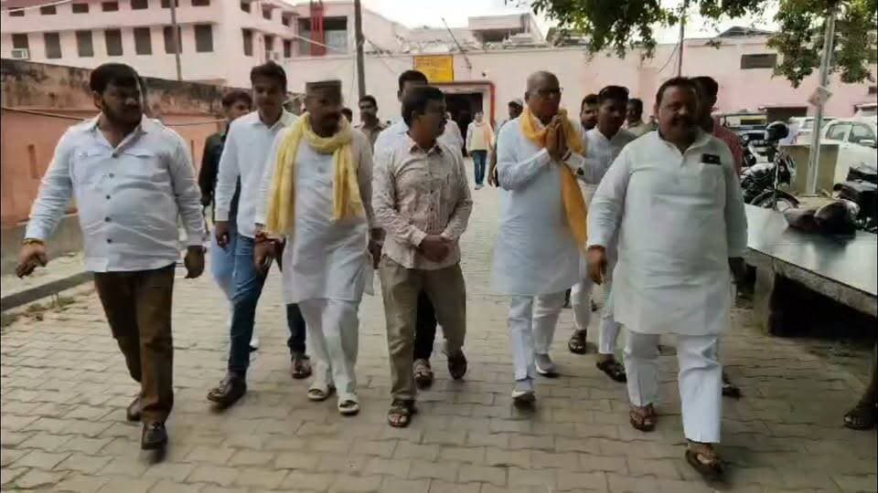 #भाजपा नेता पहुंचे मर्चरी हाउस मृतक के परिजनों को बांधे ढांढ़स दुर्वासा धाम में पुलिस की उपस्थिति में पांचो मृतकों का हुआ अंतिम संस्कार