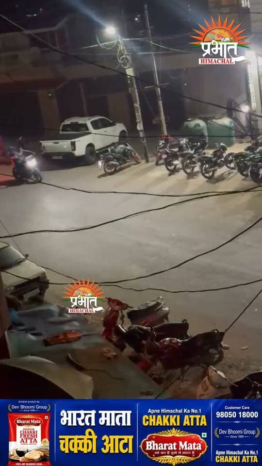 ब्लिंकिट राइडर्स या स्टंट मास्टर... रात को 11:30 बजे कोटलानाला के समीप ब्लिंकिट स्टोर के बाहर स्टंट बाजी करते हुए बाइक चालक... स्थानीय लोगों का कहना है कि रात को दो तीन बजे तक यह राइडर्स इसी तरह से शोरगुल करते हैं, और लोगों को परेशान करते है। लोगों ने इन शरारती तत्वों पर कार्यवाही की मांग की है....