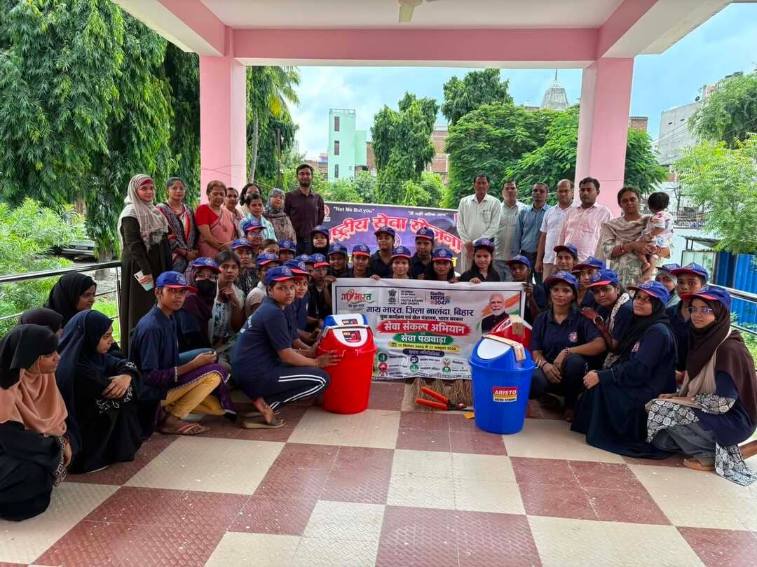 प्रेस विज्ञप्ति
नालंदा।
जिला जनसंपर्क कार्यालय,नालंदा।
=======================
सेवा पखवाड़ा के तहत स्वच्छता एवं सौंदर्यीकरण कार्यक्रम का आयोजन
आज दिनांक 23 सितम्बर 2026 को बिहारशरीफ जिला युवा कार्यालय, नालंदा के तत्वावधान में संचालित “सेवा पखवाड़ा” के अंतर्गत आज परिसर में स्वच्छता एवं सौंदर्यीकरण कार्यक्रम का आयोजन किया गया।
कार्यक्रम में नालंदा महिला कॉलेज की छात्राओं ने सक्रिय सहभागिता करते हुए परिसर की साफ-सफाई एवं सौंदर्यीकरण कार्यों में योगदान दिया।
कार्यक्रम के दौरान परिसर में झाड़ियों की कटाई-छंटाई, अनावश्यक कचरे की सफाई, पौधारोपण, भूमि के समतलीकरण सहित हरियाली एवं सौंदर्यीकरण से जुड़े विभिन्न कार्य किए गए।
इस पहल का उद्देश्य स्वच्छता के प्रति जन-जागरूकता बढ़ाने के साथ-साथ युवाओं को सेवा भावना, सामाजिक उत्तरदायित्व एवं स्वच्छ पर्यावरण निर्माण के प्रति प्रेरित करना है।
जिला युवा पदाधिकारी, नालंदा ने बताया कि “सेवा पखवाड़ा” के अंतर्गत जिलेभर में स्वच्छता, जनसेवा एवं सामाजिक सरोकार से जुड़े विभिन्न कार्यक्रम आयोजित किए जा रहे हैं, जिनमें युवाओं की सक्रिय भागीदारी सुनिश्चित की जा रही है।
उन्होंने कार्यक्रम में शामिल सभी प्रतिभागियों के योगदान की सराहना करते हुए कहा कि इस प्रकार के आयोजनों से न केवल परिसर स्वच्छ एवं सुंदर बनता है, बल्कि युवाओं में सेवा एवं सामाजिक जिम्मेदारी की भावना भी मजबूत होती है।
कार्यक्रम के अंत में सभी प्रतिभागियों को भविष्य में भी स्वच्छता एवं जनसेवा से जुड़े कार्यों में सक्रिय भागीदारी के लिए प्रेरित किया गया।
Samrat Choudhary
#samratchoudhary
#cmsamrat
CMO Bihar
Information & Public Relations Department, Government of Bihar