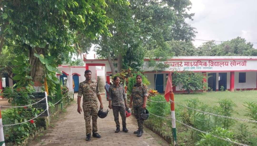 स्कूल, बाजार व संवेदनशील स्थानों पर ‘पुलिस दीदी’ की नजर
जहानाबाद : महिलाओं एवं बच्चियों की सुरक्षा को लेकर बुधवार को जिले में ‘पुलिस दीदी’ की टीम ने बाइक और स्कूटी से सघन पेट्रोलिंग की। पुलिस अधीक्षक के निर्देश पर टीम ने जिले के विभिन्न क्षेत्रों में स्कूलों, बाजारों एवं संवेदनशील स्थानों पर विशेष निगरानी रखी।
पेट्रोलिंग के दौरान छात्राओं और बच्चों को सुरक्षा के प्रति जागरूक किया गया। टीम ने उन्हें किसी भी तरह की परेशानी होने पर पुलिस को सूचना देने के लिए प्रेरित किया। पुलिस की ओर से बताया गया कि महिलाओं एवं बच्चियों की सुरक्षा को लेकर नियमित रूप से ऐसे क्षेत्रों में निगरानी और जागरूकता अभियान चलाया जा रहा है। पुलिस दीदी की टीम की सक्रियता का उद्देश्य सुरक्षित माहौल उपलब्ध कराने के साथ छात्राओं और बच्चों में सुरक्षा के प्रति जागरूकता बढ़ाना है।
