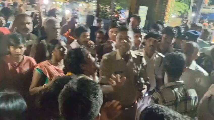 जहानाबाद,दरधा नदी में युवक के डूबने की सूचना, एसडीआरएफ बुलाने की मांग पर अम्बेडकर चौक जाम,
#BiharNews #वीडियोवायरल #जहानाबादलाइव #डायल112 #BreakingNews #जहानाबाद #CrimeNews #JahanabadLive #parsabigha #jehanabad