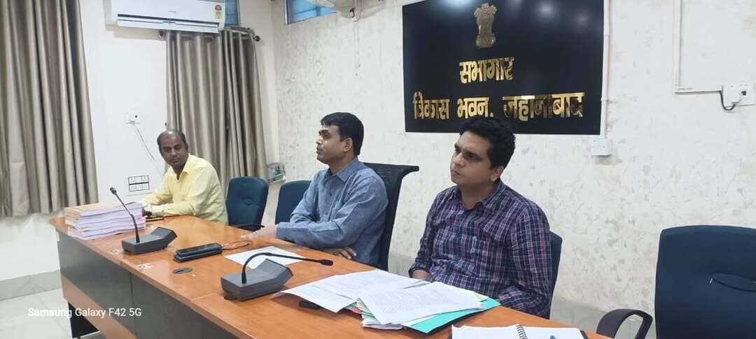 पात्र परिवारों को आवास योजना का लाभ दिलाने पर जोर
जहानाबाद : प्रधानमंत्री आवास योजना-ग्रामीण समेत अन्य ग्रामीण आवास योजनाओं के पात्र परिवारों को योजना का लाभ दिलाने और लंबित आवासों को शीघ्र पूर्ण कराने को लेकर बुधवार को उप विकास आयुक्त आदित्य कुमार पियूष ने आवास कर्मियों के साथ समीक्षा बैठक की। बैठक में आवास प्लस एप के माध्यम से सर्वेक्षित परिवारों में पात्र लाभुकों के चयन और उन्हें योजना का लाभ देने से संबंधित विभागीय निर्देशों की जानकारी दी गई।
उप विकास आयुक्त ने प्राप्त ड्राफ्ट सूची का सितंबर तक ग्राम सभा से अनुमोदन कराकर अपलोड कराने का निर्देश दिया। वहीं, अक्टूबर तक जिला स्तरीय अपीलीय समिति से अनुमोदन की प्रक्रिया पूरी कराने को कहा। लाभुक चयन में पारदर्शिता बनाए रखने के लिए सूची को पंचायत के सार्वजनिक स्थानों पर प्रदर्शित करने के साथ दीवार लेखन कराने का भी निर्देश दिया गया।
समीक्षा में वित्तीय वर्ष 2024-25 एवं 2025-26 के प्रधानमंत्री आवास योजना-ग्रामीण, मुख्यमंत्री ग्रामीण आवास योजना और मुख्यमंत्री ग्रामीण आवास सहायता योजना के लंबित आवासों की भी जानकारी ली गई। उप विकास आयुक्त ने नियमानुसार सहायता राशि का भुगतान सुनिश्चित करते हुए सभी लंबित आवासों का निर्माण जल्द पूरा कराने का निर्देश आवास कर्मियों को दिया।