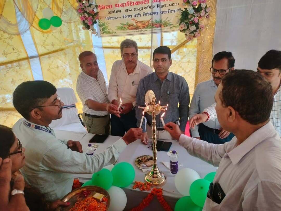 आयुर्वेद व आधुनिक चिकित्सा के समन्वय पर जोर, आयुर्वेद दिवस पर हुआ आयोजन
जहानाबाद : जिला देशी चिकित्सा कार्यालय परिसर में बुधवार को आयुष विभाग की ओर से आयुर्वेद दिवस मनाया गया। कार्यक्रम का उद्घाटन उप विकास आयुक्त आदित्य कुमार पियूष ने फीता काटकर एवं दीप प्रज्ज्वलित कर किया।
उप विकास आयुक्त ने कहा कि जनस्वास्थ्य के हित में आयुर्वेद और आधुनिक चिकित्सा पद्धति के बीच समन्वय जरूरी है। उन्होंने प्रकृति के अनुकूल जीवनशैली अपनाने में आयुर्वेद की उपयोगिता पर भी प्रकाश डाला।
जिला देशी चिकित्सा पदाधिकारी डॉ. शिशिर कुमार पाण्डेय ने आयुर्वेद के महत्व की जानकारी देते हुए इसके विकास को लेकर भावी कार्ययोजना प्रस्तुत की। डॉ. मुकुल कुमार ने धन्वन्तरि वंदना प्रस्तुत की। संचालन आयुर्वेद चिकित्सा पदाधिकारी डॉ. उद्यम कुमार मिश्रा ने किया।
कार्यक्रम के दौरान उप विकास आयुक्त को ज्ञापन सौंपकर आयुर्वेद को मुख्य चिकित्सा पद्धति बनाए जाने की मांग राष्ट्रपति एवं प्रधानमंत्री से करने का आग्रह किया गया।
मौके पर जिला योजना पदाधिकारी सुबोध कुमार, सिविल सर्जन डॉ. हरिश्चंद्र चौधरी, जिला कार्यक्रम प्रबंधक समेत जिले के विभिन्न प्रखंडों के चिकित्सक मौजूद रहे।
