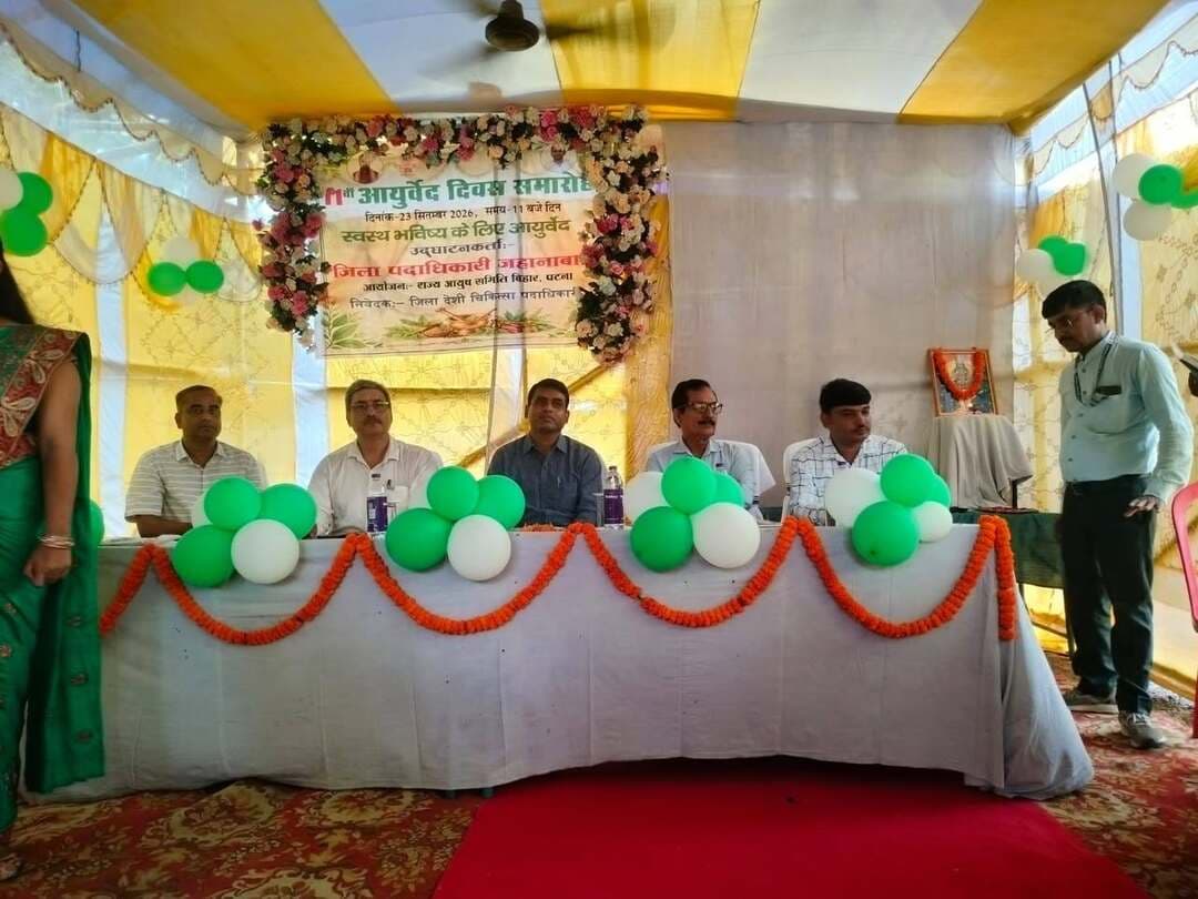 दलहन की वैज्ञानिक खेती अपनाने पर जोर, किसानों की आय बढ़ाने का दिया संदेश
जहानाबाद : संयुक्त कृषि भवन, काको रोड स्थित सभागार में दलहन फसलों की वैज्ञानिक खेती विषय पर आयोजित दो दिवसीय कृषक-वैज्ञानिक वार्ता बुधवार को सम्पन्न हुई। जिला पदाधिकारी छिरिङ वाई भूटिया के निर्देश पर आयोजित कार्यक्रम में कृषि वैज्ञानिकों ने किसानों को दलहन की उन्नत खेती और बेहतर उत्पादन की तकनीकों की जानकारी दी।
वैज्ञानिकों ने कहा कि रबी मौसम में दलहन की समय पर बुआई के लिए खरीफ में कम अवधि वाली धान की किस्मों का चयन करना उपयोगी है। इससे खेत खाली होने के बाद रबी दलहन की समय पर बुआई की जा सकती है। किसानों को बुआई से पहले बीजोपचार के महत्व की भी जानकारी दी गई। बताया गया कि बीजोपचार से फसलों में रोगों का प्रकोप कम करने और बेहतर उत्पादन प्राप्त करने में मदद मिलती है।
कृषि वैज्ञानिकों ने किसानों से दलहन की खेती का रकबा बढ़ाने और वैज्ञानिक तकनीकों को अपनाने की अपील की। उन्होंने कहा कि उन्नत कृषि पद्धतियों के इस्तेमाल से दलहन उत्पादन बढ़ाने के साथ किसानों की आय में भी वृद्धि की जा सकती है।
कार्यक्रम में जिला कृषि पदाधिकारी संभावना, कृषि विज्ञान केंद्र गंधार के वरीय वैज्ञानिक डॉ. मुनेश्वर प्रसाद, कृषि वैज्ञानिक डॉ. मनोज कुमार, उप निदेशक कृषि अभियंत्रण अजय कुमार, सहायक निदेशक प्रक्षेत्र ब्रजेश कुमार और प्रखंड कृषि पदाधिकारी, आत्मा निकिता कौशल मौजूद रहीं। इस दौरान सहायक तकनीकी प्रबंधक अंचला शर्मा, कौशल्या कुमारी यादव, आलोक कुमार, नवनीत कुमार व रौशन कुमार सहित बड़ी संख्या में किसान उपस्थित रहे।
