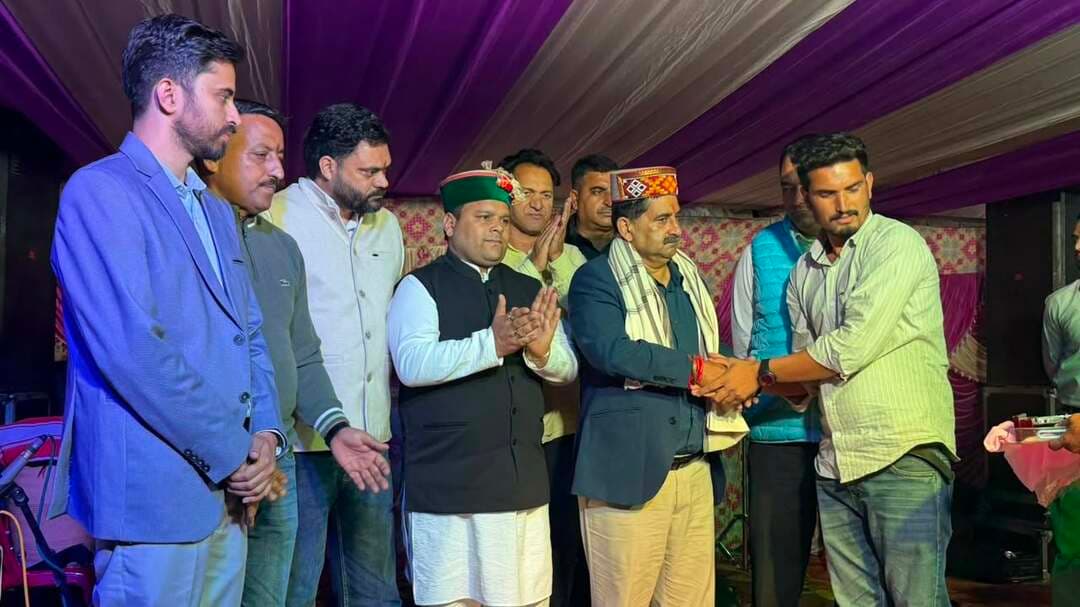 मिंजर की तर्ज पर विकसित होगा छतराड़ी जात्र मेला–उप मुख्य सचेतक केवल सिंह पठानिया
चंबा टुडे चैनल
हिमाचल प्रदेश विधानसभा के उप मुख्य सचेतक केवल सिंह पठानिया ने कहा कि राज्य स्तरीय छतराड़ी जात्र मेले की विभिन्न व्यवस्थाओं को अंतर्राष्ट्रीय मिंजर मेले की तर्ज पर सुव्यवस्थित एवं बेहतर बनाया जाएगा।
केवल सिंह पठानिया गत सांय माँ शिव-शक्ति के छतराड़ी स्थित ऐतिहासिक मंदिर परिसर में आयोजित राज्य स्तरीय जात्र मेले की अंतिम सांस्कृतिक संध्या में मुख्य अतिथि संबोधित करते हुए बोल रहे थे।
मुख्यमंत्री ठाकुर सुखविंदर सिंह सुक्खू का जात्र मेले को राज्य स्तरीय स्वरूप प्रदान करने के लिए विशेष आभार व्यक्त करते हुए उन्होंने कहा कि इससे क्षेत्र की धार्मिक एवं समृद्ध लोक-सांस्कृतिक विरासत को नई पहचान मिलेगी।
उप मुख्य सचेतक ने कहा कि मेले के आयोजन, सांस्कृतिक कार्यक्रमों, सुविधाओं तथा अन्य व्यवस्थाओं को और बेहतर बनाने के लिए ठोस कार्ययोजना तैयार की जाएगी। उन्होंने उपमंडलीय प्रशासन को मेले की संभावनाओं का आकलन कर कार्ययोजना तैयार करने करने को कहा ताकि मेले को और आकर्षक स्वरूप प्रदान करने के साथ स्थानीय लोगों एवं पर्यटकों की भागीदारी भी बढ़ाई जा सके।
केवल सिंह पठानिया ने मंदिर के सौंदर्यीकरण एवं जीर्णोद्धार कार्यों के लिए प्राक्कलन तैयार करने तथा सार्वजनिक शौचालय के निर्माण के लिए उपयुक्त भूमि चिन्हित करने के भी निर्देश दिए।
उन्होंने समिति को 51 हजार रुपये की राशि उपलब्ध करवाने का ऐलान किया ।
उप मुख्य सचेतक को इससे पहले आयोजन समिति की ओर से सम्मानित भी किया गया।
सदस्य निदेशक मंडल राज्य पथ परिवहन निगम एवं अध्यक्ष जिला कांग्रेस कमेटी सुरजीत भरमौरी, अध्यक्ष हज कमेटी दिलदार अली वट्ट,उप मंडल दंडाधिकारी नागरिक चिराग शर्मा, जिला भाषा अधिकारी तुकेश शर्मा, स्थानीय पंचायत प्रधान रिंकू भारद्वाज सहित पंचायती राज संस्थाओं के प्रतिनिधि एवं क्षेत्र के गणमान्य लोग इस अवसर पर उपस्थित रहे।