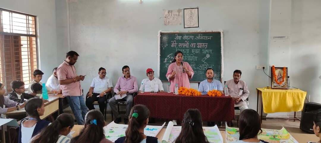 #सेवा_संकल्प_अभियान के तहत आरोन में हुआ चित्रकला एवं भाषण प्रतियोगिता का आयोजन
एसडीएम आरोन सुश्री मंजूषा खत्री की उपस्थिति में शासकीय कन्या उ.मा. विद्यालय आरोन में सेवा संकल्प अभियान के तहत मेरे सपनों का विकसित भारत विषय पर ब्लॉक स्तरीय चित्रकला एवं भाषण प्रतियोगिता का आयोजन किया गया। इस आयोजन में मिडिल, हाई स्कूल एवं हायर सेकेंडरी स्तरीय वर्ग अनुसार प्रतियोगिता का आयोजन किया गया। इस प्रतियोगिता में से उत्कृष्ट प्रतिभागी को जिला स्तर पर आयोजित प्रतियोगिता में सम्मिलित किया जाएगा।
इस अवसर पर एसडीएम आरोन द्वारा प्रतिभागियों द्वारा बनाई गई चित्रकला का अवलोकन कर बच्चो का प्रोत्साहन किया गया। साथ ही विकसित भारत के निर्माण में योगदान देने एवं अच्छे नागरिक के रूप में देश सेवा के संकल्प की प्रेरणा दी गई। भाषण प्रतियोगिता में भाग लेने बाले बच्चो के विचारों को सुनकर सभी की सराहना की गई। इस आयोजन में गणमान्य नागरिक श्री प्रमोद सक्सेना, नायब तहसीलदार आरोन श्री अमित जैन, विद्यालय प्राचार्य श्री देवेश बाथम सहित स्कूल स्टाफ एवं विभिन्न विद्यालयों के प्रतिभागी एवं बच्चे उपस्थित रहे।
#Guna CM Madhya Pradesh Jansampark Madhya Pradesh Gwalior Commissioner Department of School Education, Madhya Pradesh