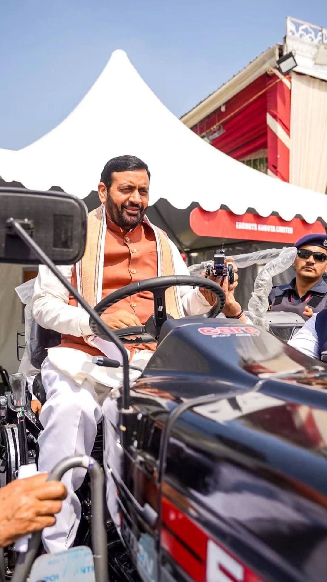 मुख्यमंत्री नायब सिंह का यह ज़मीन से जुडाव दर्शाता है कि वो हरियाणा के किसानों के बारे में कितना सोचते हैं किसान की मेहनत का मान, उसके हक़ का पूरा सम्मान - यही हमारी सरकार की पहचान। 🙏
हरियाणा में अन्नदाताओं की फसल का एक-एक दाना MSP पर खरीदेंगे।🌾🚜
किसान खुश, तो हरियाणा खुशहाल। 💚