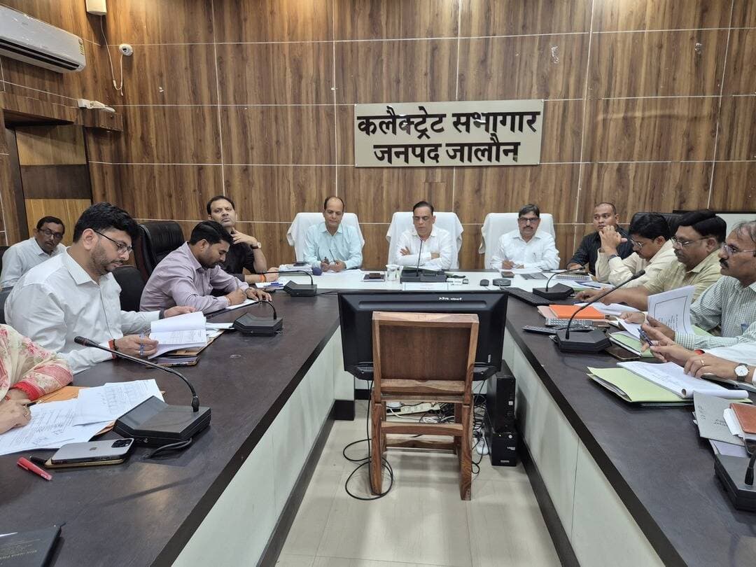 राजस्व वसूली में सुस्ती पर डीएम समीर का सख्त रुख, अफसरों में मचा हड़कंप!
आरसी वसूली के लिए हफ्ते में दो दिन विशेष अभियान, 10 बड़े बकायेदारों की सूची होगी तैयार
जालौन। राजस्व वसूली में लापरवाही और लक्ष्य के सापेक्ष कम प्रगति पर जिलाधिकारी समीर ने कड़ा रुख अपनाते हुए अधिकारियों को स्पष्ट निर्देश दिए कि वसूली में किसी भी स्तर पर शिथिलता बर्दाश्त नहीं की जाएगी।
कलेक्ट्रेट सभागार में कर-करेत्तर एवं राजस्व कार्यों की समीक्षा के दौरान उन्होंने कम वसूली वाले विभागों को तत्काल कार्ययोजना बनाकर तेजी लाने के निर्देश दिए।
समीक्षा में राज्यकर, स्टांप एवं रजिस्ट्रेशन, परिवहन, आबकारी और खनिज विभाग की वसूली निर्धारित क्रमिक लक्ष्य से कम मिली। मंडी समितियों और नगर पालिकाओं में भी अपेक्षित राजस्व वसूली न होने पर डीएम ने प्रभावी प्रवर्तन कार्रवाई के निर्देश दिए।
डीएम ने साफ कहा कि राजस्व वसूली सिर्फ कागजों में नहीं, बल्कि जमीन पर दिखाई देनी चाहिए। उन्होंने 10 बड़े बकायेदारों की सूची तैयार करने और सभी लंबित आरसी को पोर्टल पर अनिवार्य रूप से अपलोड कराने को कहा।
आरसी वसूली के लिए अब सप्ताह में कम से कम दो दिन विशेष अभियान चलेगा। उप जिलाधिकारी, तहसीलदार, नायब तहसीलदार और अमीनों की संयुक्त टीमें अभियान चलाकर लंबित वसूली सुनिश्चित करेंगी।
इसके साथ ही एसडीएम को सरकारी कार्यालयों का निरीक्षण कर रिपोर्ट देने, नगर पालिका क्षेत्रों में नो-बिल्डिंग जोन चिन्हित करने और सरकारी भूमि पर स्पष्ट सूचना बोर्ड लगवाने के निर्देश दिए गए। अधिकारियों को अपने तैनाती स्थल पर निवास करते हुए शासन की प्राथमिकताओं के अनुरूप पूरी जिम्मेदारी से काम करने को भी कहा गया।
बैठक में एडीएम वित्त एवं राजस्व राजीव राज, एडीएम नमामि गंगे प्रेमचंद मौर्य, एडीएम न्यायिक, नगर मजिस्ट्रेट सुनील कुमार, ज्वाइंट मजिस्ट्रेट/एसडीएम रिन्कू सिंह राही सहित संबंधित अधिकारी मौजूद रहे।
<nis:link nis:type=tag nis:id=jalaun nis:value=Jalaun nis:enabled=true nis:link/> <nis:link nis:type=tag nis:id=jalaunnews nis:value=JalaunNews nis:enabled=true nis:link/> <nis:link nis:type=tag nis:id=dmjalaun nis:value=DMJalaun nis:enabled=true nis:link/> <nis:link nis:type=tag nis:id=jalaundm nis:value=JalaunDM nis:enabled=true nis:link/> <nis:link nis:type=tag nis:id=samirdm nis:value=SamirDM nis:enabled=true nis:link/> <nis:link nis:type=tag nis:id=orai nis:value=Orai nis:enabled=true nis:link/> <nis:link nis:type=tag nis:id=kalpi nis:value=Kalpi nis:enabled=true nis:link/> <nis:link nis:type=tag nis:id=revenuerecovery nis:value=RevenueRecovery nis:enabled=true nis:link/> <nis:link nis:type=tag nis:id=rajस्वvasooli nis:value=Rajस्वVasooli nis:enabled=true nis:link/> <nis:link nis:type=tag nis:id=rcrecovery nis:value=RCRecovery nis:enabled=true nis:link/> <nis:link nis:type=tag nis:id=jalaunadministration nis:value=JalaunAdministration nis:enabled=true nis:link/> <nis:link nis:type=tag nis:id=collectorate nis:value=Collectorate nis:enabled=true nis:link/> <nis:link nis:type=tag nis:id=sdm nis:value=SDM nis:enabled=true nis:link/> <nis:link nis:type=tag nis:id=tehsildar nis:value=Tehsildar nis:enabled=true nis:link/> <nis:link nis:type=tag nis:id=revenuedepartment nis:value=RevenueDepartment nis:enabled=true nis:link/> <nis:link nis:type=tag nis:id=breakingnews nis:value=BreakingNews nis:enabled=true nis:link/> <nis:link nis:type=tag nis:id=upnews nis:value=UPNews nis:enabled=true nis:link/> <nis:link nis:type=tag nis:id=bundelkhand nis:value=Bundelkhand nis:enabled=true nis:link/> <nis:link nis:type=tag nis:id=jalaunbreaking nis:value=JalaunBreaking nis:enabled=true nis:link/> <nis:link nis:type=tag nis:id=districtadministration nis:value=DistrictAdministration nis:enabled=true nis:link/>