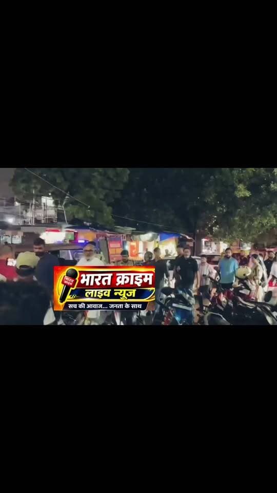 जन सुराज नेता को अ+परा+धियों ने मारी चार गो+ली, हालत गंभीर
पटना। राजधानी के कोतवाली थाना क्षेत्र में जन सुराज पार्टी के नेता अनिल यादव को अपराधियों ने गोली मार दी। वारदात के बाद इलाके में हड़कंप मच गया। घायल नेता को निजी अस्पताल में भर्ती कराया गया है।कोतवाली थानाध्यक्ष कृष्ण मुरारी प्रसाद ने बताया कि अपराधियों की तलाश में छापेमारी की जा रही है।घटना की सूचना पर जन सुराज के सूत्रधार व बांकीपुर विधायक प्रशांत किशोर अस्पताल पहुंचे और घायल नेता का हाल जाना। उन्होंने कहा कि अनिल यादव को चार गोलियां लगी हैं। ईश्वर से उनके जल्द स्वस्थ होने की प्रार्थना करते हैं।प्रशांत किशोर ने सरकार पर निशाना साधते हुए कहा कि मुख्यमंत्री और गृह मंत्री सम्राट चौधरी को बताना चाहिए कि अगर यह जंगलराज नहीं है तो क्या है। घटना को लेकर जन सुराज कार्यकर्ताओं में आक्रोश है।