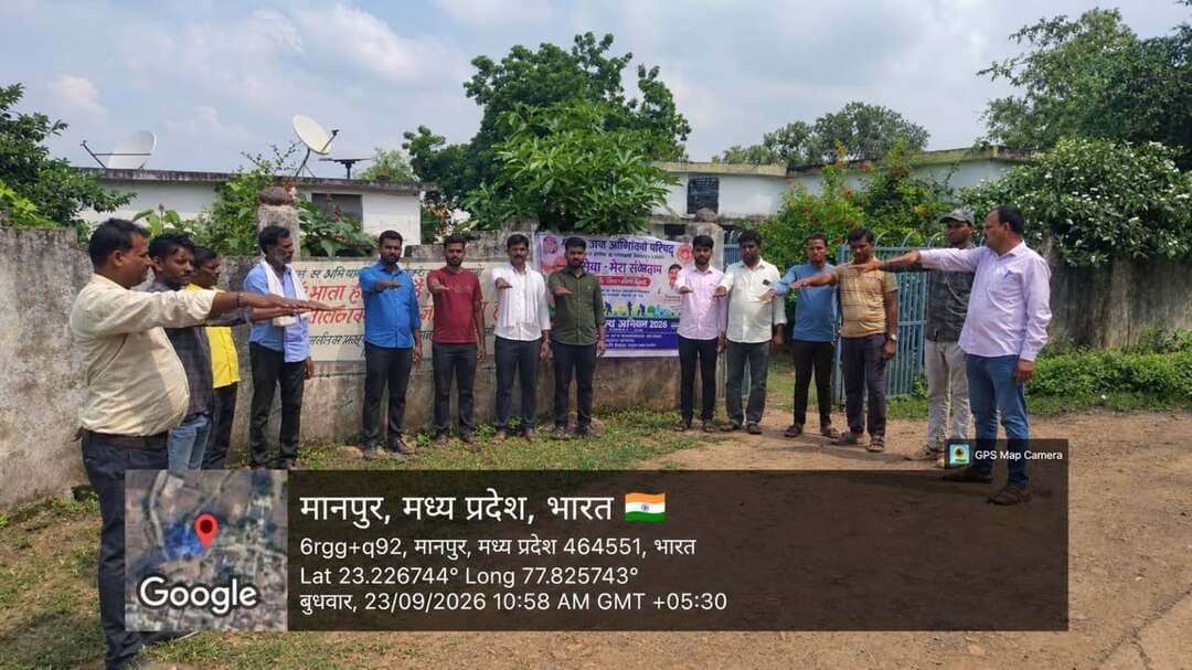 सेवा से संकल्प अभियान : नशामुक्ति और हरियाली का दिया संदेश
–––
–––
मप्र जन अभियान परिषद रायसेन द्वारा वनगंवा सेक्टर की ग्राम विकास प्रस्फुटन समिति मानपुर में “सेवा मेरा योगदान एवं सेवा संकल्प अभियान” के अंतर्गत नशामुक्ति, स्वच्छता, शिक्षा एवं पर्यावरण संरक्षण की शपथ दिलाई गई। इसके उपरांत ग्राम नयापुरा में बैठक आयोजित कर नशे से दूर रहने हेतु जागरूकता चौपाल आयोजित कर वृक्षारोपण एवं “स्वच्छता ही सेवा” अभियान की गतिविधियों पर चर्चा की गई तथा पौधरोपण किया गया। कार्यक्रम में नवांकुर संस्था रायसेन राधाकृष्ण जन कल्याण समिति बरूखार के अध्यक्ष, सदस्य, नवांकुर सखी एवं ग्रामीणजन उपस्थित रहे।
#Raisen #सेवा_संकल्प_अभियान Jansampark Madhya Pradesh JDjansampark Bhopal Collector Office Raisen
