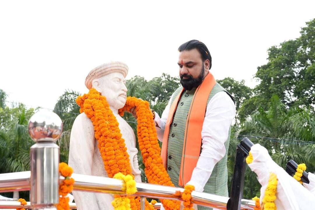 बाबू वीर कुंवर सिंह की वीरगाथा नई पीढ़ी तक पहुंचाने को संग्रहालय का होगा कायाकल्प : सीएम
सीएम ने जगदीशपुर स्थित स्मृति संग्रहालय का किया निरीक्षण, पर्यटकों के साथ शोधार्थियों की सुविधाओं पर भी दिया जोर
मुख्यमंत्री सम्राट चौधरी ने बुधवार को जगदीशपुर स्थित बाबू वीर कुंवर सिंह स्मृति संग्रहालय का निरीक्षण किया। उन्होंने बाबू वीर कुंवर सिंह की प्रतिमा पर माल्यार्पण कर उन्हें नमन किया। इसके बाद संग्रहालय में रखी ऐतिहासिक एवं पुरातात्विक सामग्री का अवलोकन किया। मुख्यमंत्री ने बाबू वीर कुंवर सिंह के जीवन, संघर्ष, शौर्य और स्वतंत्रता आंदोलन से जुड़े तथ्यों एवं घटनाओं की जानकारी ली। संग्रहालय में वीर कुंवर सिंह की निजी वस्तुओं और उनके द्वारा उपयोग किए गए हथियारों की प्रतिकृति भी मुख्यमंत्री को दिखाई गई।
मुख्यमंत्री के समक्ष बाबू वीर कुंवर सिंह स्मृति संग्रहालय के कायाकल्प एवं सौंदर्यीकरण से संबंधित विस्तृत प्रस्तुतीकरण दिया गया। प्रस्तुतीकरण देखने के बाद मुख्यमंत्री ने अधिकारियों को आवश्यक दिशा-निर्देश दिए। उन्होंने कहा कि बाबू वीर कुंवर सिंह स्मृति संग्रहालय का कायाकल्प एवं सौंदर्यीकरण इस तरह किया जाए कि उनकी वीरगाथा नई पीढ़ी तक पहुंच सके। मुख्यमंत्री ने कहा कि यह स्थल केवल पर्यटकों के लिए ही नहीं, बल्कि बाबू वीर कुंवर सिंह के जीवन एवं स्वतंत्रता आंदोलन पर अध्ययन करने वाले शोधार्थियों के लिए भी महत्वपूर्ण है। इसलिए यहां आने वाले लोगों के रहने-सहने और अन्य आवश्यक सुविधाओं की समुचित व्यवस्था सुनिश्चित की जाए।
मुख्यमंत्री ने संग्रहालय में मौजूद ऐतिहासिक एवं पुरातात्विक साक्ष्यों को संरक्षित करने पर भी जोर दिया। उन्होंने संग्रहालय परिसर में स्थित तालाब का बेहतर ढंग से सौंदर्यीकरण करने का निर्देश दिया। साथ ही शिक्षा, स्वास्थ्य, समाज कल्याण तथा कला एवं संस्कृति विभाग की ओर से लगाए गए विभिन्न स्टॉलों का भी निरीक्षण किया। इस दौरान मुख्यमंत्री ने विभागों की योजनाओं और उपलब्ध सुविधाओं की जानकारी ली। स्वास्थ्य विभाग के स्टॉल पर स्वास्थ्यकर्मियों से जिले में उपलब्ध स्वास्थ्य सुविधाओं और मरीजों के इलाज से जुड़ी जानकारी भी ली।
मुख्यमंत्री ने जीविका दीदियों की ओर से निर्मित विभिन्न उत्पादों का अवलोकन किया और उनके उत्पादों व प्रयासों की सराहना की। कला एवं संस्कृति विभाग के स्टॉल पर कलाकार पेंशन योजना के लाभुकों ने पेंशन का लाभ मिलने पर मुख्यमंत्री के प्रति आभार जताया।
ये रहे मौजूद : मुख्य सचिव प्रत्यय अमृत, पुलिस महानिदेशक प्रीता वर्मा, मुख्यमंत्री के प्रधान सचिव संजय कुमार, योजना एवं विकास मंत्री भगवान सिंह कुशवाहा, कला एवं संस्कृति मंत्री प्रमोद कुमार, उच्च शिक्षा मंत्री संजय सिंह टाइगर, श्रम संसाधन एवं प्रवासी श्रमिक कल्याण मंत्री अरुण शंकर प्रसाद, विधायक राघवेन्द्र प्रताप सिंह, विधायक राधाचरण साह, विधायक जीवन कुमार सहित अन्य जनप्रतिनिधि एवं अधिकारी मौजूद रहे।