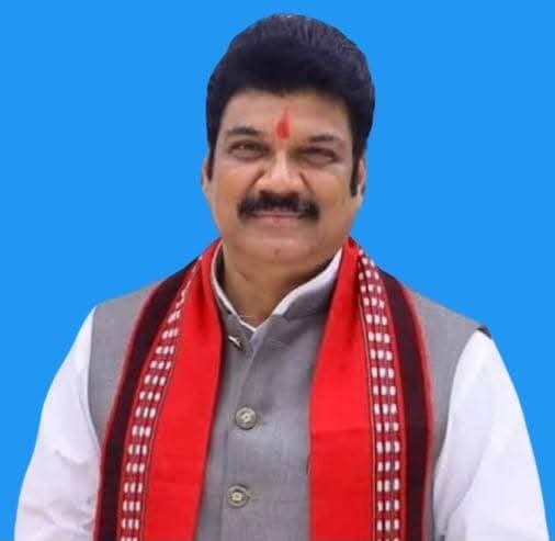 ➡️ समर्थन मूल्य पर धान, ज्वार एवं बाजरा उपार्जन के लिये 13 हजार से अधिक किसानों ने कराया पंजीयन
10 अक्टूबर तक होगा पंजीयन
➡️ किसान निर्धारित समय पर करायें पंजीयन : खाद्य मंत्री श्री राजपूत
खरीफ विपणन वर्ष 2026-27 में समर्थन मूल्य पर धान, ज्वार एवं बाजरा उपार्जन के लिये पंजीयन प्रक्रिया जारी है। अभी तक 13 हजार 508 किसानों ने पंजीयन कराया है। किसान 10 अक्टूबर तक पंजीयन करा सकते हैं। खाद्य, नागरिक आपूर्ति एवं उपभोक्ता संरक्षण मंत्री श्री गोविंद सिंह राजपूत ने किसानों से आग्रह किया है कि निर्धारित समय में पंजीयन करा लें, जिससे किसी भी प्रकार की असुविधा नहीं हो। उन्होंने बताया है कि किसान पंजीयन की व्यवस्था को सहज और सुगम बनाया गया है। प्रदेश में 1100 से अधिक पंजीयन केन्द्र बनाये गये हैं।
पंजीयन की नि:शुल्क व्यवस्था
पंजीयन की निःशुल्क व्यवस्था ग्राम पंचायत और जनपद पंचायत एवं तहसील कार्यालयों में स्थापित सुविधा केन्द्र पर और सहकारी समितियों एवं सहकारी विपणन संस्थाओं द्वारा संचालित पंजीयन केन्द्र पर की गई है।
पंजीयन की सशुल्क व्यवस्था
पंजीयन की सशुल्क व्यवस्था एम.पी. ऑनलाईन कियोस्क, कॉमन सर्विस सेन्टर कियोस्क, लोक सेवा केन्द्र और निजी व्यक्तियों द्वारा संचालित साइबर कैफे पर की गई है। प्रति पंजीयन के लिये 50 रूपये से अधिक शुल्क नहीं लिया जाएगा। किसान पंजीयन के लिए भूमि संबंधी दस्तावेज़ एवं किसान के आधार कार्ड एवं अन्य फोटो पहचान पत्रों का समुचित परीक्षण कर उनका रिकार्ड रखा जाना अनिवार्य होगा।
सिकमी/बटाईदार/कोटवार एवं वन पट्टाधारी किसान के पंजीयन की सुविधा केवल सहकारी समिति एवं सहकारी विपणन सहकारी संस्था द्वारा संचालित पंजीयन केन्द्रों पर उपलब्ध होगी। इस श्रेणी के शत-प्रतिशत किसानों का सत्यापन राजस्व विभाग द्वारा किया जाएगा।
उपार्जित फसल के भुगतान हेतु बैंक खाता
किसान द्वारा समर्थन मूल्य पर विक्रय उपज का भुगतान प्राथमिकता के आधार पर किसान के आधार लिंक बैंक खाते में किया जाएगा। किसान के आधार लिंक बैंक खाते में भुगतान करने में किसी कारण से समस्या उत्पन्न होने पर किसान द्वारा पंजीयन में उपलब्ध कराये गए बैंक खाते में भुगतान किया जा सकेगा। किसान पंजीयन के समय किसान को बैंक खाता नंबर और IFSC कोड की जानकारी उपलब्ध करानी होगी। अक्रियाशील बैंक खाते, संयुक्त बैंक खाते एवं फिनो, एयरटेल, पेटीएम, बैंक खाते पंजीयन में मान्य नहीं होंगे। पंजीयन व्यवस्था में बेहतर सेवा प्राप्त करने के लिए यह जरूरी होगा कि किसान अपने आधार नंबर से बैंक खाता और मोबाईल नंबर को लिंक कराकर उसे अपडेट रखें।
सभी जिला कलेक्टर्स को निर्देशित किया गया है कि जिला और तहसील स्तर पर स्थापित आधार पंजीयन केन्द्रों को क्रियाशील रखा जाए जिससे किसान वहां जाकर आसानी से अपना मोबाईल नंबर एवं बायोमेट्रिक अपडेट करा सके। इस कार्य के लिए पोस्ट ऑफिस में संचालित आधार सुविधा केन्द्र का भी उपयोग किया जा सकता है। आधार नंबर से बैंक खाता लिंक कराने के लिए बैंकों के साथ भी समन्वय आवश्यक होगा। किसान के आधार लिंक बैंक खाते के सत्यापन के लिये पंजीयन के दौरान ही 1 रूपये का ट्रांजेक्शन मध्यप्रदेश राज्य आपूर्ति निगम द्वारा ई-उपार्जन/जेआईटी पोर्टल के माध्यम से कराया जाएगा।
आधार नंबर का वेरिफिकेशन
पंजीयन कराने और फसल बेचने के लिए आधार नंबर का वेरिफिकेशन कराना अनिवार्य होगा। वेरीफिकेशन आधार नंबर से लिंक मोबाईल नंबर पर प्राप्त ओटीपी से या बायोमेट्रिक डिवाईस से किया जा सकेगा। किसान का पंजीयन केवल उसी स्थिति में हो सकेगा जबकि किसान के भू-अभिलेख के खाते एवं खसरे में दर्ज नाम का मिलान आधार कार्ड में दर्ज नाम से होगा। भू-अभिलेख और आधार कार्ड में दर्ज नाम में विसंगति होने पर पंजीयन का सत्यापन तहसील कार्यालय से कराया जाएगा। सत्यापन होने की स्थिति में ही उक्त पंजीयन मान्य होगा।
किसानों को करें एसएमएस
विगत रबी एवं खरीफ के पंजीयन में जिन किसानों के मोबाइल नंबर उपलब्ध हैं, उन्हें एसएमएस से सूचित करने के निर्देश दिये गये हैं। गांव में डोडी पिटवाकर ग्राम पंचायतों के सूचना पटल पर पंजीयन सूचना प्रदर्शित कराने तथा समिति/ मंडी स्तर पर बैनर लगवाने के निर्देश भी दिये गये हैं। किसान पंजीयन की सभी प्रक्रियाएँ समय-सीमा में पूर्ण करने के निर्देश संबंधित अधिकारियों को दिये गये हैं।
<nis:link nis:type=tag nis:id=jansamparkmp nis:value=jansamparkMP nis:enabled=true nis:link/> <nis:link nis:type=tag nis:id=sagar nis:value=sagar nis:enabled=true nis:link/>
