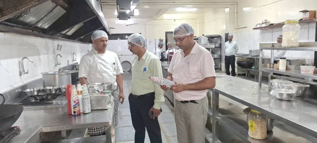 मिलावटखोरों पर खाद्य सुरक्षा प्रशासन का शिकंजा, जिले में सघन जांच जारी
हीरापुर, शाहगढ़ और दलपतपुर में नमकीन, टोस्ट व तेल के नमूने लिए; द क्राउन पैलेस का भी औचक निरीक्षण
आम नागरिकों को शुद्ध एवं गुणवत्तापूर्ण खाद्य पदार्थ उपलब्ध कराने के उद्देश्य से जिले में मिलावट रोकथाम अभियान लगातार जारी है। इसी क्रम में खाद्य सुरक्षा अधिकारियों के दल द्वारा शाहगढ़ तहसील क्षेत्र के विभिन्न कस्बों एवं प्रतिष्ठानों का औचक निरीक्षण कर खाद्य पदार्थों के नमूने लिए गए तथा आवश्यक दस्तावेजों की जांच की गई।
कार्रवाई के दौरान हीरापुर (शाहगढ़) बस स्टैंड स्थित दीपक असाटी के प्रतिष्ठान से नमकीन के नमूने लिए गए। इसके बाद शाहगढ़ स्थित अभय किराना का निरीक्षण कर लोकल ब्रांड के टोस्ट के नमूने संग्रहित किए गए। दल द्वारा दलपतपुर स्थित सुरेंद्र जैन के प्रतिष्ठान का भी आकस्मिक निरीक्षण किया गया, जहां से रिफाइंड सोयाबीन तेल का नमूना लिया गया।
इसी क्रम में जांच दल द्वारा देर शाम द क्राउन पैलेस का भी औचक निरीक्षण किया गया। प्रतिष्ठान के किचन एवं भंडारण क्षेत्र की जांच के दौरान विभिन्न मसालों के नमूने लिए गए। मौके पर आवश्यक अभिलेख उपलब्ध नहीं होने पर प्रबंधन को संबंधित दस्तावेज कार्यालय में प्रस्तुत करने के निर्देश दिए गए।
एक वर्ष का क्रय-विक्रय रिकॉर्ड प्रस्तुत करने के निर्देश
खाद्य सुरक्षा अधिकारियों द्वारा संबंधित व्यापारियों एवं प्रतिष्ठान संचालकों को विगत एक वर्ष के क्रय-विक्रय संबंधी संपूर्ण अभिलेख संधारित कर सक्षम अधिकारियों के समक्ष प्रस्तुत करने के निर्देश दिए गए हैं। जांच के दौरान लिए गए खाद्य नमूनों को परीक्षण के लिए राज्य खाद्य प्रयोगशाला भेजा जा रहा है। प्रयोगशाला से जांच रिपोर्ट प्राप्त होने के बाद खाद्य सुरक्षा एवं मानक अधिनियम के प्रावधानों के तहत नियमानुसार कार्रवाई की जाएगी। जिले में मिलावट के विरुद्ध यह अभियान निरंतर जारी रहेगा।
<nis:link nis:type=tag nis:id=jansamparkmp nis:value=jansamparkMP nis:enabled=true nis:link/> <nis:link nis:type=tag nis:id=sagar nis:value=sagar nis:enabled=true nis:link/>