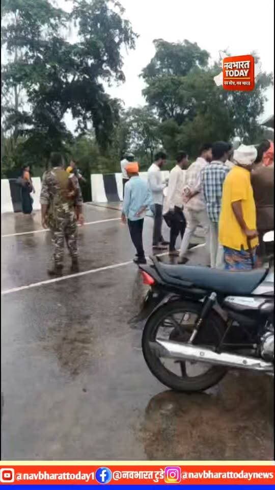 फोरलेन पर मैजिक डिवाइडर से टकराई, दो की मौत, तीन गंभीर
परसवान पुल के समीप हुआ भीषण हादसा, भवनाथपुर से काम कर गढ़वा लौट रहे थे सभी
रमना। थाना क्षेत्र के गढ़वा-बंशीधर नगर फोरलेन मुख्य सड़क पर परसवान पुल के समीप बुधवार को एक दर्दनाक सड़क हादसा हुआ। भवनाथपुर से गढ़वा की ओर लौट रहा मैजिक वाहन अनियंत्रित होकर सड़क के बीच बने डिवाइडर से जोरदार टकरा गया। हादसे में वाहन सवार दो लोगों की मौत हो गयी, जबकि तीन लोग गंभीर रूप से घायल हो गये। घटना के बाद मौके पर अफरा-तफरी मच गयी।
#BreakingNews #गढ़वा #रमना