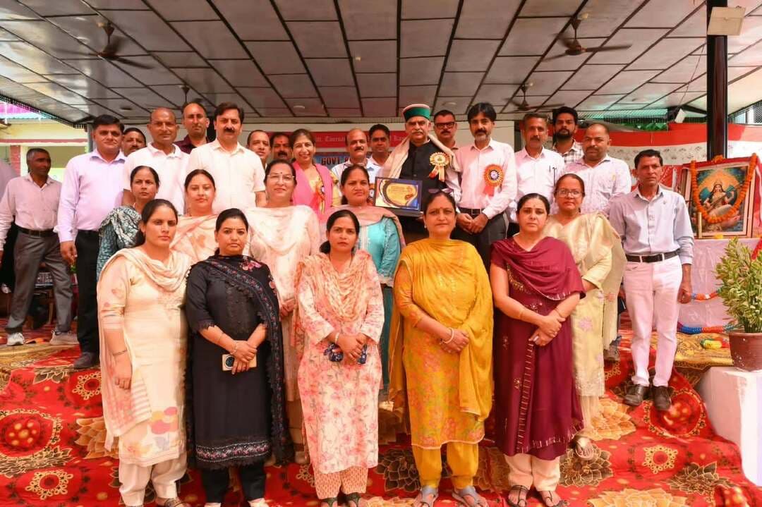 *बाल स्कूल ज्वालामुखी में लड़कों की अंडर 19 खेलो का आगाज*
ज्वालामुखी ।। News123 ।। आज जिला कांगड़ा की अंडर 19 लड़कों के टूर्नामेंट का शुभारभ ज्वालामुखी विधानसभा के विधायक संजय रतन ने किया।इस टूर्नामेंट में जिला कांगड़ा के 15 जोनो के 665 खिलाड़ी भाग ले रहे है।इस टूर्नामेंट में वॉलीबॉल, कब्बडी, खो-खो, जुडो,कुश्ती के मैच होंगे।विधायक संजय रतन ने प्रशाशन को निर्देश दिए कि खिलाड़ियों को हर प्रकार की सुविधाएं प्रदान की जाए। उन्होंने संबोधित करते हुए कहा कि खेलो में भाग लेने से न केवल शारीरिक विकास बल्कि मानसिक विकास भी होता है । विद्यार्थियों को खेलो में बढ़चढ़ कर भाग लेना चाहिए। सरकार भी खेलो को बढ़ावा दे रही है।इस मौके पर एस डी एम संजीव कुमार, डी एस पी संजय शर्मा ,उच्च उप शिक्षा निदेशक कांगड़ा अजय शब्याल,स्थानीय स्कूल के प्रधानाचार्य सुरेश ठाकुर, ए डी पी ओ कांगड़ा अतुल कटोच,राजेश पराशर वरिष्ठ उपाध्यक्ष डी एस एस ए,सतिंदर भूषण सदस्य, राजीव धीमान,ओंकार चंद ,ब्लॉक कांग्रेस अध्यक्ष प्रताप सिंह राणा, क महा सचिव अश्वनी दत्त,नगर परिषद की अध्यक्षा सोम किरण, उपाध्यक्षा दीप्ति शर्मा ,नगर पार्षद नीरज शर्मा आदि मौजूद रहे।