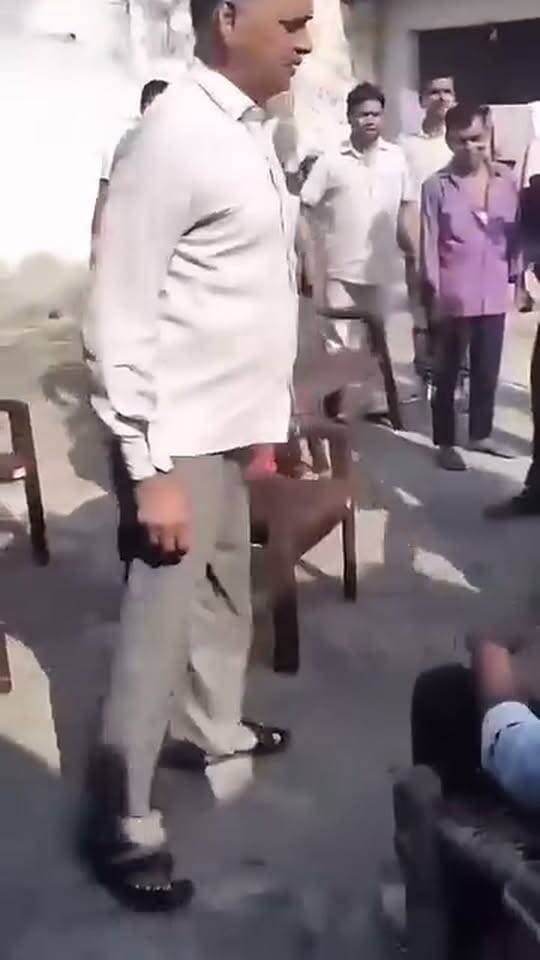 #UttarPradesh : बिजनौर में बिजली विभाग के जूनियर इंजीनियर सुदीप कुमार शर्मा के साथ कथित तौर पर मारपीट का मामला सामने आया है। बताया गया कि उन्होंने एक घर में बिजली चोरी पकड़ी थी, जहां एक ही केबल से कई कनेक्शनों, जिनमें दुकानें भी शामिल थीं, को बिजली दी जा रही थी। इसके बाद स्थानीय लोगों द्वारा JE के साथ मारपीट किए जाने की बात सामने आई है।