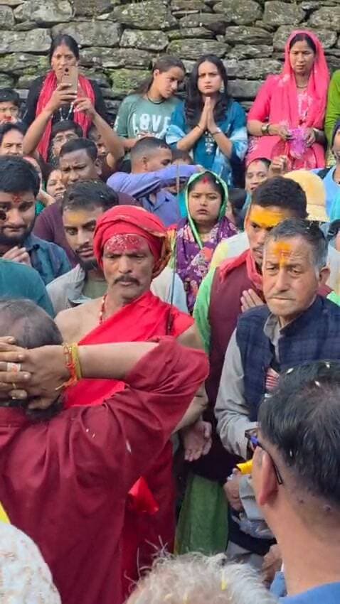 🙏 जय भगवान नारायण... जय भैरवनाथ! 🙏
भगवान नारायण के जयकारों से गूंजा त्रियुगीनारायण,, श्रद्धा और उल्लास के साथ संपन्न हुआ पारंपरिक **वामन द्वादशी मेला
🔹 भगवान नारायण और भैरवनाथ की मूर्तियों के हुए दर्शन
🔹 शेरसी के नौटियाल परिवार ने सिर पर धारण की भगवान की थाल
🔹 मंत्रोच्चार के बीच मंदिर की 21 परिक्रमा पूरी
🔹 संतान प्राप्ति की कामना लेकर पहुंचे 17 दंपतियों ने किया उपवास और रात्रि जागरण
🔹 धार्मिक मान्यता के अनुसार दंपतियों को आशीर्वाद स्वरूप प्रदान किए गए फल
🔹 मोरू की झाखड़ियों की परंपरा में ग्रामीणों और श्रद्धालुओं ने लिया उत्साहपूर्वक भाग
धार्मिक और आध्यात्मिक आस्था का केंद्र त्रियुगीनारायण एक बार फिर भक्ति और लोक परंपराओं से सराबोर नजर आया।
#त्रियुगीनारायण #वामनद्वादशी #भगवाननारायण #भैरवनाथ #रुद्रप्रयाग #उत्तराखंड #धार्मिकपरंपरा #Kedarnath