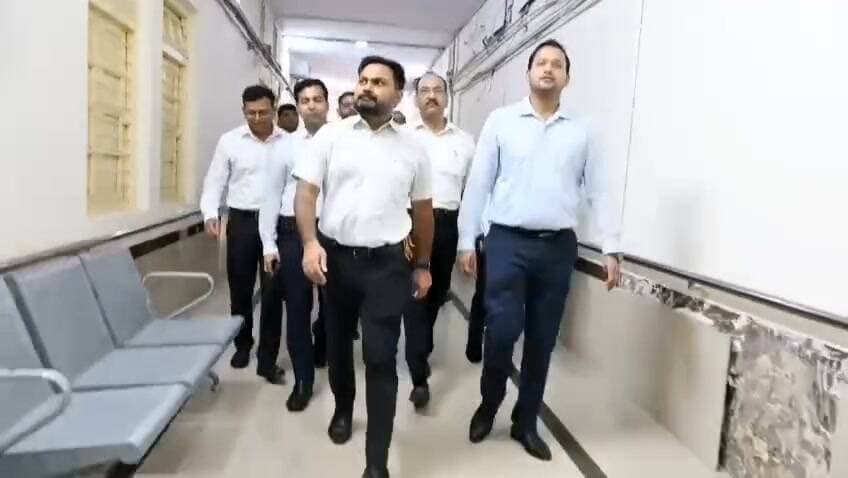 कानपुर के डीएम का पदभार संभाला महेंद्र सिंह तंवर ने
कुशीनगर में डेढ़ वर्ष कार्य करने के बाद वे जिलाधिकारी कानपुर के पद पर स्थानांतरित हुए हैं। कुशीनगर में चर्चा में रही जिलाधिकारी महेंद्र सिंह तंवर की लोकप्रियता।
तेज तर्रार अफसरों में गिने जाने वाले कुशीनगर के डीएम महेंद्र सिंह तंवर को कानपुर का नया डीएम बनाया गया है। महेन्द्र सिंह तंवर 2015 बैच के आईएएस अधिकारी हैं। हरियाणा के रोहतक जिले के मूल निवासी महेन्द्र सिंह तंवर ने टेक्सटाइल इंजीनियरिंग में बीटेक की पढ़ाई और फिर दो साल निजी क्षेत्र में नौकरी की।
इसके बाद 2015 में सिविल सेवा परीक्षा पास करके आईएएस अफसर बने। कानपुर में तैनाती से पहले वह गाजियाबाद के नगर आयुक्त, गोरखपुर विकास प्राधिकरण के उपाध्यक्ष, शाहजहांपुर के सीडीओ, बहराइच व एटा में ज्वाइंट मजिस्ट्रेट जैसे पदों पर जिम्मेदारी संभाल चुके हैं। अप्रैल 2025 में उन्हें कुशीनगर का डीएम बनाया गया था। इससे पहले वह संतकबीर नगर के डीएम रहे थे।
#KushinagarNews #dmkushinagar #पडरौना #padraunakushinagar #कुशीनगर #DMKanpur #LatestNews