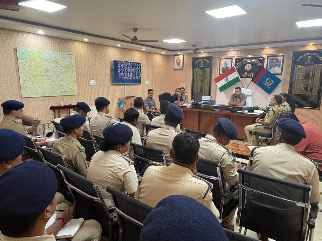 रांची में चेन स्नेचिंग पर पुलिस सख्त, SIT करेगी मामलों की जांच
#रांची में बढ़ती चेन स्नेचिंग की घटनाओं को रोकने और पुराने मामलों का जल्द खुलासा करने के लिए पुलिस ने कार्रवाई तेज कर दी है। वरीय पुलिस अधीक्षक की अध्यक्षता में हुई बैठक में शहर के सभी प्रमुख पुलिस अधिकारियों और थाना प्रभारियों ने हिस्सा लिया।
बैठक में चेन स्नेचिंग के हॉटस्पॉट, अपराधियों के संभावित रास्ते और भागने के रूट की समीक्षा की गई। संवेदनशील इलाकों में पुलिस गश्त बढ़ाने के साथ-साथ सादे कपड़ों में पुलिसकर्मियों की तैनाती के निर्देश दिए गए हैं।
पुलिस अब पुराने मामलों का केस और जगह के हिसाब से विश्लेषण करेगी। घटनास्थल और संभावित रास्तों के CCTV फुटेज की जांच कर अपराधियों की पहचान करने की कोशिश की जाएगी। जहां CCTV नहीं है, वहां कैमरे लगाने के लिए लोगों को प्रोत्साहित किया जाएगा।
चेन स्नेचिंग के मामलों के जल्द खुलासे के लिए SIT का गठन किया गया है। टेक्निकल सेल को CCTV, मोबाइल और अन्य तकनीकी साक्ष्यों की मदद से अपराधियों और उनके नेटवर्क का पता लगाने का निर्देश दिया गया है।
इसके अलावा पहले चेन स्नेचिंग या इसी तरह के अपराधों में शामिल रहे अपराधियों की प्रोफाइलिंग और सत्यापन किया जा रहा है। जेल से बाहर आए ऐसे अपराधियों की गतिविधियों पर भी विशेष नजर रखी जाएगी।
पुलिस ने बाजारों, चौक-चौराहों, भीड़भाड़ वाले इलाकों और महिलाओं की अधिक आवाजाही वाले क्षेत्रों में विशेष सतर्कता बरतने के निर्देश दिए हैं। SSP ने स्पष्ट निर्देश दिया कि हर घटना को गंभीरता से लेते हुए तुरंत FIR, जांच और गिरफ्तारी की कार्रवाई सुनिश्चित की जाए।
#Ranchi #RanchiPolice #ChainSnatching #CrimeNews #RanchiNews #JharkhandNews #JharkhandPolice #PoliceAction #SIT #CrimeControl #CCTV #BreakingNews #LatestNews #ViralNews #LoktantraBharat