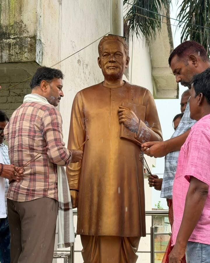बिनोद बाबू के सपनों का झारखंड बनाने के लिए शिक्षा, रोजगार और भ्रष्टाचार पर निर्णायक पहल जरूरी: सुदेश महतो
#रांची:- झारखंड आंदोलन के पुरोधा एवं समाज सुधारक स्व. बिनोद बिहारी महतो और पूर्व सांसद व पूर्व विधायक स्व. राज किशोर महतो की जयंती पर बुधवार को सिल्ली और आजसू पार्टी मुख्यालय, रांची में श्रद्धांजलि कार्यक्रम आयोजित किया गया। इस दौरान आजसू पार्टी अध्यक्ष सुदेश कुमार महतो समेत पार्टी नेताओं और कार्यकर्ताओं ने दोनों विभूतियों को श्रद्धांजलि अर्पित की।
सुदेश महतो ने स्व. बिनोद बिहारी महतो की प्रतिमा और चित्र पर माल्यार्पण कर उनके विचारों और संघर्षों को याद किया। उन्होंने कहा कि बिनोद बाबू ने शिक्षा को सामाजिक परिवर्तन का माध्यम बनाया और ‘पढ़ो और लड़ो’ का संदेश दिया। उनके विचारों में शिक्षा, स्वाभिमान, रोजगार, सामाजिक न्याय और आम लोगों के अधिकार प्रमुख थे।
युवाओं के रोजगार और परीक्षा व्यवस्था पर उठाए सवाल
कार्यक्रम को संबोधित करते हुए सुदेश महतो ने कहा कि राज्य गठन के वर्षों बाद भी झारखंड के युवाओं के सामने रोजगार और प्रतियोगी परीक्षाओं की पारदर्शिता जैसे गंभीर सवाल हैं। उन्होंने कहा कि युवाओं ने मेहनत और उम्मीद के साथ प्रतियोगी परीक्षाओं की तैयारी की है, लेकिन परीक्षा प्रक्रिया में अनियमितता, प्रश्नपत्र लीक और भ्रष्टाचार से जुड़े आरोपों की खबरें उनके भविष्य को लेकर चिंता पैदा करती हैं।
उन्होंने कहा कि ऐसे मामलों में निष्पक्ष जांच, दोषियों पर कार्रवाई और परीक्षा व्यवस्था में पारदर्शिता सुनिश्चित करना जरूरी है।
सुदेश महतो ने कहा कि जिस राज्य के आंदोलनकारियों ने शिक्षा को बदलाव का हथियार माना, वहां युवाओं को रोजगार और निष्पक्ष अवसर के लिए संघर्ष करना पड़े, यह गंभीर चिंता का विषय है। बिनोद बाबू के विचारों को वास्तविक अर्थों में आगे बढ़ाने के लिए शिक्षा की गुणवत्ता, रोजगार के अवसर, पारदर्शी नियुक्ति प्रक्रिया और भ्रष्टाचार पर प्रभावी नियंत्रण को प्राथमिकता देनी होगी।
बिनोद बिहारी महतो और राज किशोर महतो को किया याद
स्व. बिनोद बिहारी महतो का जन्म 23 सितंबर 1923 को धनबाद जिले के बलियापुर प्रखंड के बड़ादाहा गांव में हुआ था। वे झारखंड आंदोलन के प्रमुख नेताओं में शामिल रहे और शिक्षा के माध्यम से सामाजिक जागरूकता पर जोर दिया। उन्होंने बिहार विधानसभा और गिरिडीह लोकसभा का भी प्रतिनिधित्व किया।
वहीं, स्व. राज किशोर महतो का जन्म 23 सितंबर 1946 को हुआ था। वे गिरिडीह से लोकसभा सांसद और टुंडी से विधायक रहे। वर्ष 2014 के विधानसभा चुनाव में वे आजसू पार्टी के प्रत्याशी के रूप में टुंडी से निर्वाचित हुए थे।
कार्यक्रम में कई पदाधिकारी और कार्यकर्ता रहे मौजूद
सिल्ली में आयोजित कार्यक्रम में पार्टी के केंद्रीय संगठन सचिव जयपाल सिंह, केंद्रीय सचिव सुशील महतो, रांची जिला परिषद उपाध्यक्ष वीणा चौधरी, सिल्ली प्रखंड प्रमुख जितेंद्र बड़ाइक, झारखंड आंदोलनकारी लक्ष्मी महतो समेत कई पदाधिकारी और छात्र-छात्राएं मौजूद रहे।
वहीं, आजसू पार्टी मुख्यालय रांची में आयोजित कार्यक्रम में बुद्धिजीवी मंच के महासचिव मुकुंद चंद्र मेहता, पार्टी प्रवक्ता ज्ञान सिन्हा, केंद्रीय सचिव हरीश कुमार, केंद्रीय मीडिया संयोजक परवाज़ खान, आजसू छात्रसंघ के प्रदेश अध्यक्ष ओम वर्मा समेत पार्टी के कई पदाधिकारी और कार्यकर्ता उपस्थित रहे।
#SudeshMahato #BinodBihariMahato #RajKishoreMahato #AJSU #Jharkhand #JharkhandNews #JharkhandPolitics #Education #Employment #Corruption #Youth #CompetitiveExams #Recruitment #RanchiNews #LatestNews #LoktantraBharat