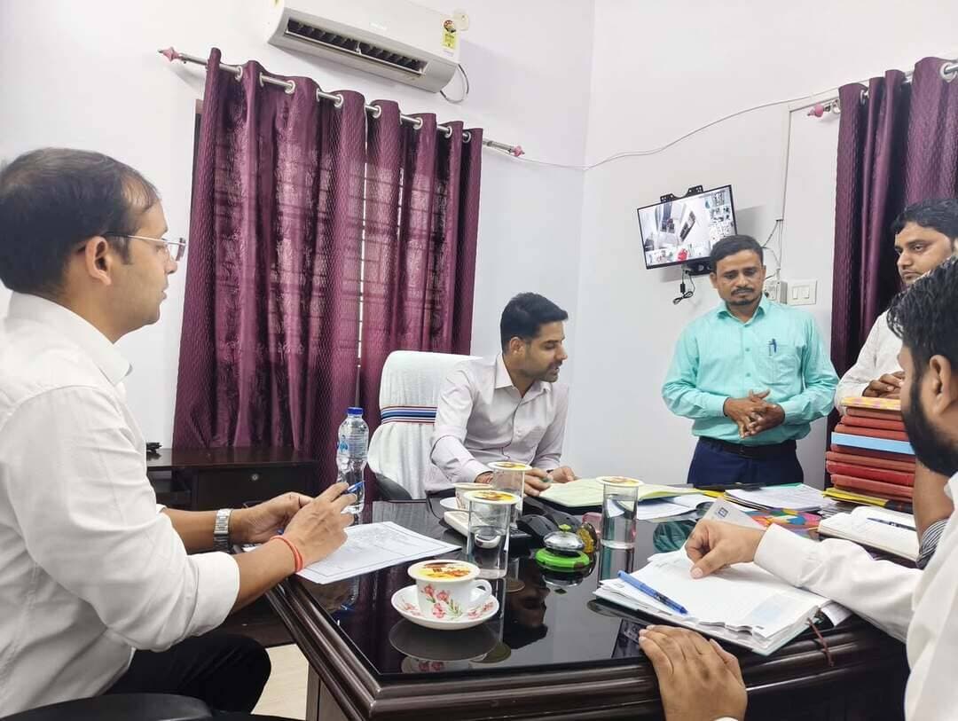 किशनगंज जिला अन्तर्गत आज दिनांक 23 सितंबर 2026 को जिला पदाधिकारी नवीन कुमार द्वारा भ्रमण कार्यक्रम के दौरान दीघलबैंक अंचल कार्यालय का औचक निरीक्षण किया गया।
निरीक्षण के दौरान उन्होंने कार्यालय की कार्यप्रणाली, अभिलेखों के संधारण एवं विभिन्न प्रशासनिक कार्यों की अद्यतन स्थिति का विस्तृत जायजा लिया।
निरीक्षण के क्रम में जिला पदाधिकारी द्वारा विभिन्न पंजीयों के संधारण, कैश बुक, बैंक चेक बुक, आगत पंजी एवं निर्गत पंजी सहित अन्य महत्वपूर्ण कार्यालयी अभिलेखों की जांच की गई। उन्होंने संबंधित पंजीयों में प्रविष्टियों के नियमित एवं अद्यतन संधारण तथा अभिलेखों को व्यवस्थित ढंग से सुरक्षित रखने के संबंध में आवश्यक दिशा-निर्देश दिए।
जिला पदाधिकारी ने कैश बुक एवं बैंक चेक बुक के संधारण की भी गहनता से जांच की तथा वित्तीय अभिलेखों में प्रत्येक प्रविष्टि को नियमानुसार एवं समयबद्ध रूप से दर्ज करने का निर्देश दिया।
उन्होंने आगत एवं निर्गत पंजी में प्राप्त एवं निर्गत पत्रों की प्रविष्टियों को नियमित रूप से अद्यतन रखने तथा कार्यालय में प्राप्त होने वाले पत्रों एवं आवेदनों के निष्पादन की प्रक्रिया को प्रभावी बनाने पर विशेष जोर दिया।
कार्यालय में संधारित किए जाने वाले सभी महत्वपूर्ण अभिलेखों एवं पंजियों को निर्धारित प्रावधानों के अनुरूप अद्यतन रखने तथा कार्यालय कार्यों में पारदर्शिता, जवाबदेही एवं समयबद्धता सुनिश्चित करने हेतु उन्होंने संबंधित पदाधिकारियों एवं कर्मियों को निर्देश दिया।
निरीक्षण के दौरान जिला पदाधिकारी ने स्पष्ट किया कि आम नागरिकों से संबंधित मामलों के निष्पादन में किसी प्रकार की अनावश्यक देरी नहीं होनी चाहिए। उन्होंने पदाधिकारियों एवं कर्मियों को अपने दायित्वों का निर्वहन पूरी तत्परता एवं जिम्मेदारी के साथ करने तथा कार्यालय में आने वाले आमजनों की समस्याओं का नियमानुसार त्वरित समाधान सुनिश्चित करने का निर्देश दिया।
जिला पदाधिकारी ने कार्यालय परिसर में साफ-सफाई, अभिलेखों के सुव्यवस्थित रख-रखाव एवं कार्य वातावरण को बेहतर बनाए रखने पर भी विशेष ध्यान देने का निर्देश दिया।
इस अवसर पर अपर समाहर्ता अंचलाधिकारी सहित सभी अंचल स्तरीय पदाधिकारी /कर्मी गण आदि उपस्थित थे ।