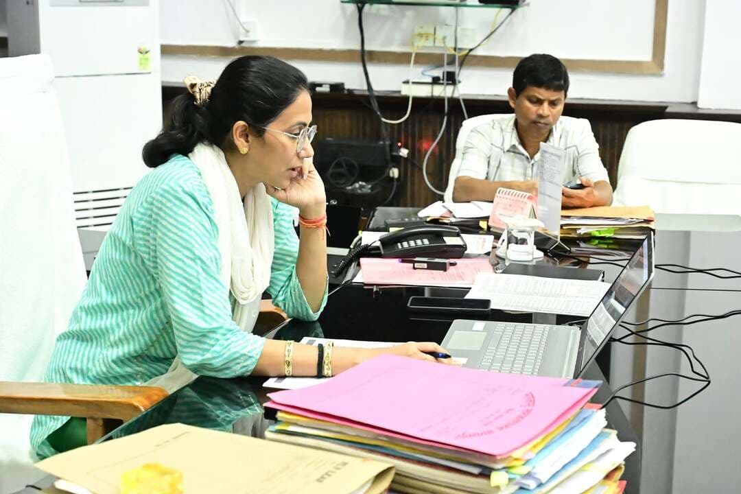 *विक्रमशिला पुल पर आवागमन व्यवस्था एवं वैकल्पिक मार्गों की तैयारियों की समीक्षा*
*नौका परिचालन, बोर्डिंग-डीबोर्डिंग प्वाइंट एवं संपर्क पथों के सुदृढ़ीकरण पर भी हुई विस्तृत चर्चा*
भागलपुर, दिनांक 23 सितंबर 2026:- जिला पदाधिकारी, भागलपुर की अध्यक्षता में आज विक्रमशिला पुल पर आवागमन व्यवस्था को सुचारु बनाए रखने तथा आवश्यकता पड़ने पर वैकल्पिक यातायात व्यवस्था सुनिश्चित करने के उद्देश्य से संबंधित पदाधिकारियों के साथ बैठक आयोजित की गई। बैठक में विक्रमशिला पुल पर यातायात के निर्बाध संचालन, वैकल्पिक मार्गों, नौका परिचालन सहित विभिन्न आवश्यक व्यवस्थाओं की विस्तृत समीक्षा की गई।
बैठक में विक्रमशिला पुल पर वर्तमान यातायात व्यवस्था की समीक्षा करते हुए आम नागरिकों के सुगम आवागमन के लिए आवश्यक तैयारियों पर चर्चा की गई। जिला पदाधिकारी ने संभावित परिस्थितियों को ध्यान में रखते हुए वैकल्पिक यातायात व्यवस्था को प्रभावी एवं सुचारु बनाए रखने के लिए सभी आवश्यक तैयारियां समयबद्ध रूप से सुनिश्चित करने का निर्देश दिया।
नौका परिचालन की व्यवस्था की समीक्षा के क्रम में संभावित आवश्यकता को ध्यान में रखते हुए उपयुक्त बोर्डिंग एवं डीबोर्डिंग प्वाइंट चिन्हित करने, वहां आवश्यक मूलभूत सुविधाएं विकसित करने तथा यात्रियों की सुरक्षा एवं सुगम आवागमन सुनिश्चित करने के संबंध में आवश्यक दिशा-निर्देश दिए गए।
बैठक में विभिन्न घाटों तक पहुंचने वाले अप्रोच रोड एवं संपर्क पथों, साथ ही पथ निर्माण विभाग (RCD) की सड़कों के सुदृढ़ीकरण एवं मरम्मत कार्यों की भी समीक्षा की गई। संबंधित विभागों से कार्यों की अद्यतन प्रगति की जानकारी लेते हुए आवश्यक सड़कों एवं संपर्क पथों को सुगम एवं आवागमन योग्य बनाने के कार्यों में तेजी लाने का निर्देश दिया गया।
इसके अतिरिक्त, कहलगांव स्थित कौआ पुल की मरम्मत एवं उससे संबंधित कार्यों की भी समीक्षा की गई। पुल की वर्तमान स्थिति, मरम्मत कार्य की प्रगति तथा आवागमन को सुचारु बनाए रखने के लिए आवश्यक तकनीकी एवं प्रशासनिक पहलुओं पर विस्तृत चर्चा की गई। जिला पदाधिकारी द्वारा संबंधित पदाधिकारियों से कार्य की अद्यतन स्थिति की जानकारी लेते हुए शेष कार्यों को प्राथमिकता के आधार पर निर्धारित समयसीमा में पूर्ण कराने का निर्देश दिया गया।
जिला पदाधिकारी ने सभी संबंधित पदाधिकारियों को निर्देश दिया कि विक्रमशिला पुल, वैकल्पिक यातायात व्यवस्था, नौका परिचालन, बोर्डिंग-डीबोर्डिंग प्वाइंट, घाटों तक पहुंचने वाले संपर्क पथ एवं कौआ पुल से संबंधित कार्यों की नियमित निगरानी सुनिश्चित की जाए। उन्होंने विभिन्न विभागों के बीच प्रभावी समन्वय स्थापित करते हुए सभी आवश्यक कार्यों को समयबद्ध रूप से पूर्ण कराने पर विशेष जोर दिया, ताकि आवश्यकता की स्थिति में आम नागरिकों के आवागमन में किसी प्रकार की कठिनाई उत्पन्न न हो।
#CMSmart
#samratchoudhary