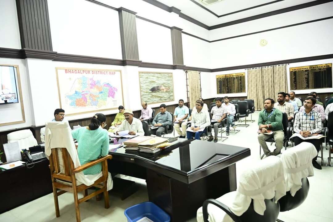 *विक्रमशिला विश्वविद्यालय परियोजना, अदानी पावर प्लांट एवं बधुआ जलाशय सहित 100 करोड़ से अधिक की विकास परियोजनाओं की समीक्षा*
*भागलपुर, दिनांक 23 सितंबर 2026:-* भागलपुर जिले में संचालित महत्वपूर्ण एवं वृहद विकास परियोजनाओं की प्रगति, कार्य की गुणवत्ता तथा निर्धारित समय-सीमा में परियोजनाओं को पूर्ण कराने के उद्देश्य से संबंधित विभागों एवं कार्यकारी एजेंसियों के साथ जिला पदाधिकारी द्वारा विस्तृत समीक्षा की गई।
समीक्षा के दौरान विक्रमशिला विश्वविद्यालय परियोजना, अदानी पावर प्लांट तथा बधुआ जलाशय परियोजना से संबंधित कार्यों की वर्तमान स्थिति की जानकारी प्राप्त की गई। संबंधित अधिकारियों एवं कार्यकारी एजेंसियों से परियोजनाओं की प्रगति, अब तक पूर्ण किए गए कार्यों, निर्माण कार्य में आ रही समस्याओं तथा शेष कार्यों के संबंध में विस्तृत जानकारी ली गई।
बैठक में निर्देश दिया गया कि सभी महत्वपूर्ण परियोजनाओं की नियमित रूप से मॉनिटरिंग करते हुए निर्धारित कार्ययोजना के अनुरूप कार्य में अपेक्षित प्रगति सुनिश्चित की जाए। परियोजनाओं के क्रियान्वयन में आने वाली किसी भी प्रकार की तकनीकी अथवा प्रशासनिक बाधा का संबंधित विभागों के बीच समन्वय स्थापित कर त्वरित समाधान सुनिश्चित करने पर भी जोर दिया गया।
इसके अतिरिक्त, भागलपुर जिले में 100 करोड़ रुपये से अधिक लागत वाली संचालित एवं प्रस्तावित प्रमुख परियोजनाओं की भी समीक्षा की गई। इस क्रम में मिर्जा चौकी फोर लेन परियोजना सहित अन्य महत्वपूर्ण आधारभूत संरचना एवं सड़क परियोजनाओं की प्रगति के संबंध में जानकारी प्राप्त की गई। संबंधित पदाधिकारियों से परियोजनाओं की वर्तमान स्थिति, निर्माण कार्य की प्रगति तथा निर्धारित लक्ष्य के अनुरूप कार्य पूर्ण कराने की कार्ययोजना के बारे में जानकारी ली गई।
समीक्षा के दौरान कौवा पुल से संबंधित कार्यों की भी ग्रामीण कार्य विभाग (RCD) के कार्यपालक अभियंता के साथ विस्तार से समीक्षा की गई। पुल निर्माण/कार्य की वर्तमान स्थिति, आवश्यक तकनीकी कार्यों तथा कार्य को निर्धारित समय-सीमा में पूरा करने से संबंधित बिंदुओं पर चर्चा की गई।
समीक्षा के क्रम में संबंधित अधिकारियों को निर्देशित किया गया कि जिले की बड़ी एवं महत्वपूर्ण परियोजनाओं के क्रियान्वयन में किसी प्रकार की शिथिलता नहीं बरती जाए। परियोजनाओं की प्रगति की नियमित समीक्षा करते हुए आवश्यकतानुसार स्थल निरीक्षण भी किया जाए तथा कार्य में आ रही बाधाओं को प्राथमिकता के आधार पर दूर किया जाए।
इस समीक्षा बैठक में अपर समाहर्ता (विधि व्यवस्था), ज़िला भूअर्जन पदाधिकारी, एवम् योजनायों से सम्बन्धित पदाधिकारी उपस्थित थे।
जिला जन-सम्पर्क कार्यालय,
भागलपुर
Information & Public Relations Department, Government of Bihar
CMO Bihar
#CMSamrat
#samratchoudhary