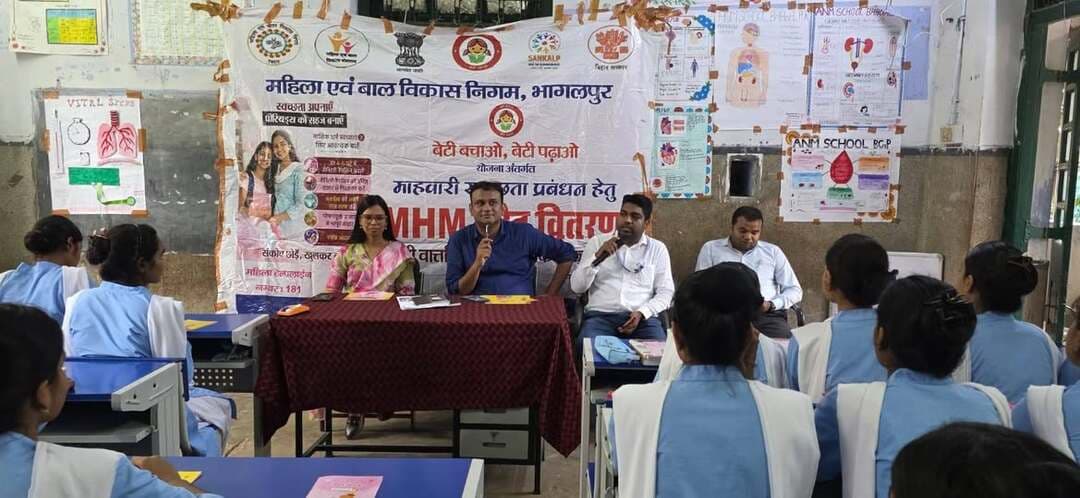 *ANM ट्रेनिंग स्कूल, सदर अस्पताल में माहवारी स्वच्छता, बाल विवाह, साइबर सुरक्षा एवं वित्तीय साक्षरता पर जागरूकता कार्यक्रम*
भागलपुर, 23 सितंबर 2026: महिला एवं बाल विकास निगम, भागलपुर के जिला हब फॉर एम्पावरमेंट ऑफ वूमेन (DHEW) के तत्वावधान में ANM ट्रेनिंग स्कूल, सदर अस्पताल परिसर में ANM छात्राओं के लिए माहवारी स्वच्छता, बाल विवाह की रोकथाम, साइबर सुरक्षा एवं वित्तीय साक्षरता पर विशेष जागरूकता कार्यक्रम आयोजित किया गया। इसका उद्देश्य छात्राओं को स्वास्थ्य, सुरक्षा, अधिकारों और आर्थिक आत्मनिर्भरता से जुड़े विषयों के प्रति जागरूक कर परिवार एवं समाज में जागरूकता की कड़ी बनाना था।
जिला मिशन समन्वयक श्री तबरेज़ खान ने माहवारी स्वच्छता एवं स्वास्थ्य प्रबंधन की जानकारी देते हुए बताया कि माहवारी प्राकृतिक प्रक्रिया है, इसलिए झिझक की आवश्यकता नहीं है। उन्होंने स्वच्छ उत्पादों के उपयोग, समय पर पैड बदलने, उचित निपटान, हाथों की स्वच्छता और असामान्य समस्या होने पर स्वास्थ्यकर्मी से परामर्श लेने पर जोर दिया।
जेंडर स्पेशलिस्ट श्री विवेक कुमार ने बाल विवाह के स्वास्थ्य, शिक्षा, सामाजिक एवं आर्थिक दुष्परिणामों की जानकारी दी। उन्होंने छात्राओं से स्वयं जागरूक रहने तथा परिवार और समुदाय में बाल विवाह की रोकथाम के लिए सक्रिय भूमिका निभाने का आह्वान किया।
वित्तीय साक्षरता विशेषज्ञ श्री अभिषेक सुमन ने साइबर एवं डिजिटल अपराध से बचाव के उपाय बताए। उन्होंने OTP, ATM/UPI PIN, बैंकिंग ID, पासवर्ड और अन्य गोपनीय जानकारी साझा न करने तथा फोन या मैसेज पर पैसे की मांग होने पर सत्यापन के बिना भुगतान न करने की सलाह दी। उन्होंने सुरक्षित डिजिटल व्यवहार, आय, बचत और वित्तीय योजना अपनाने के साथ आर्थिक आत्मनिर्भरता के लक्ष्य निर्धारित करने के लिए प्रेरित किया।
छात्राओं को महिला हेल्पलाइन 181, चाइल्ड हेल्पलाइन 1098, साइबर हेल्पलाइन 1930, वन स्टॉप सेंटर और कामकाजी महिला छात्रावास सहित उपलब्ध सहायता सेवाओं की जानकारी दी गई।
कार्यक्रम में नर्सिंग टीचर सुश्री जूली कुमारी की सक्रिय सहभागिता रही। ANM छात्राओं ने उत्साहपूर्वक भाग लेते हुए प्रश्न और विचार साझा किए। अंत में छात्राओं के बीच MHM (Menstrual Hygiene Management) किट वितरित की गई और बाल विवाह के खिलाफ शपथ दिलाकर बालिकाओं की शिक्षा एवं सुरक्षित भविष्य के निर्माण में सक्रिय भूमिका निभाने का संकल्प कराया गया।
DHEW ने संदेश दिया कि जागरूकता, स्वास्थ्य, सुरक्षा और आर्थिक आत्मनिर्भरता महिला सशक्तिकरण के प्रमुख आधार हैं। छात्राओं से इन विषयों पर परिवार, सहपाठियों और समुदाय में सकारात्मक संदेश पहुंचाने की अपील की गई।
जिला जनसंपर्क कार्यालय
भागलपुर
Icds Bihar
Information & Public Relations Department, Government of Bihar
#CMSamrat
#samratchoudhary