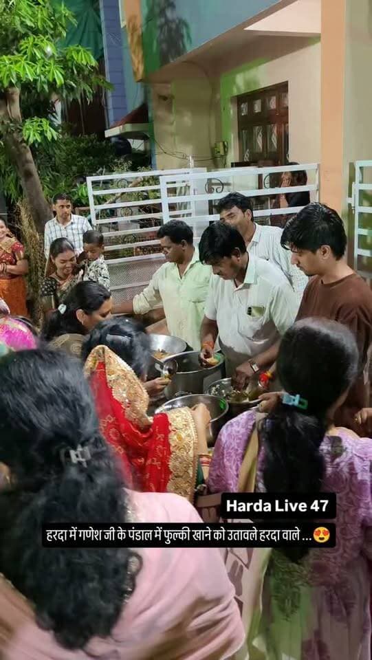 हरदा में गणेश जी के पंडाल में फुल्की खाने को उतावले हरदा वाले ...😍
