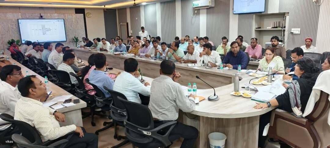 *डीएम की अध्यक्षता में आईजीआरएस की समीक्षा बैठक सम्पन्न*
*आईजीआरएस में प्राप्त शिकायतों का गुणवत्तापूर्ण एवं समयबद्ध निस्तारण कराया जाए सुनिश्चित-जिलाधिकारी*
*रायबरेली-23 सितम्बर 2026,*
जिलाधिकारी सरनीत कौर ब्रोका की अध्यक्षता में कलेक्ट्रेट सभागार में आईजीआरएस (समन्वित शिकायत निवारण प्रणाली) की समीक्षा बैठक सम्पन्न हुई।
बैठक में जनपद में आईजीआरएस के माध्यम से प्राप्त शिकायतों, उनके निस्तारण की स्थिति तथा निस्तारण के उपरांत प्राप्त फीडबैक की विस्तृत समीक्षा की गई।
जिलाधिकारी ने विशेष रूप से असंतुष्ट फीडबैक वाले प्रकरणों की विभागवार समीक्षा करते हुए संबंधित अधिकारियों को निर्देशित किया कि शिकायतों के निस्तारण में केवल औपचारिकता न बरती जाए, बल्कि प्रत्येक प्रकरण का गुणवत्तापूर्ण, तथ्यपरक एवं संतोषजनक निस्तारण सुनिश्चित किया जाए। उन्होंने कहा कि शिकायत के निस्तारण के संबंध में स्पष्ट एवं गुणवत्तापूर्ण आख्या पोर्टल पर अपलोड की जाए, जिससे शिकायतकर्ता को की गई कार्यवाही की वास्तविक स्थिति की जानकारी प्राप्त हो सके।
उन्होंने अधिकारियों को निर्देश दिए कि आईजीआरएस के प्रकरणों की नियमित रूप से समीक्षा करते हुए उनका समयसीमा के भीतर निस्तारण सुनिश्चित कराया जाए। किसी भी स्तर पर लापरवाही के कारण प्रकरण डिफॉल्टर श्रेणी में न जाने पाए, इसके लिए संबंधित अधिकारी एवं कर्मचारी विशेष सतर्कता बरतें।
जिलाधिकारी ने यह भी निर्देशित किया कि जिन शिकायतकर्ताओं द्वारा निस्तारण के उपरांत संतुष्टि व्यक्त की गई है, उनका फीडबैक अनिवार्य रूप से दर्ज कराया जाए। उन्होंने कहा कि शिकायतों के निस्तारण की गुणवत्ता का आकलन फीडबैक के माध्यम से किया जाता है, इसलिए संबंधित अधिकारी शिकायतकर्ता से समन्वय स्थापित करते हुए वास्तविक स्थिति सुनिश्चित करें।
बैठक में जिलाधिकारी ने संबंधित विभागों को निर्देशित किया कि आईजीआरएस के अंतर्गत प्राप्त शिकायतों को गंभीरता से लेते हुए प्रत्येक प्रकरण में जिम्मेदारी के साथ कार्यवाही की जाए।
बैठक में मुख्य विकास अधिकारी अंजुलता, अपर जिलाधिकारी (वि./रा.) सहदेव मिश्र, उप जिलाधिकारी सारा अशरफ, उपायुक्त श्रम रोजगार प्रमोद सिंह, अधिशासी अधिकारी नगर पालिका स्वर्ण सिंह, जिला पंचायत राज अधिकारी विनय सिंह, जिला कार्यक्रम अधिकारी सुरेन्द्र कुमार सहित संबंधित विभागों के अधिकारी उपस्थित रहे।