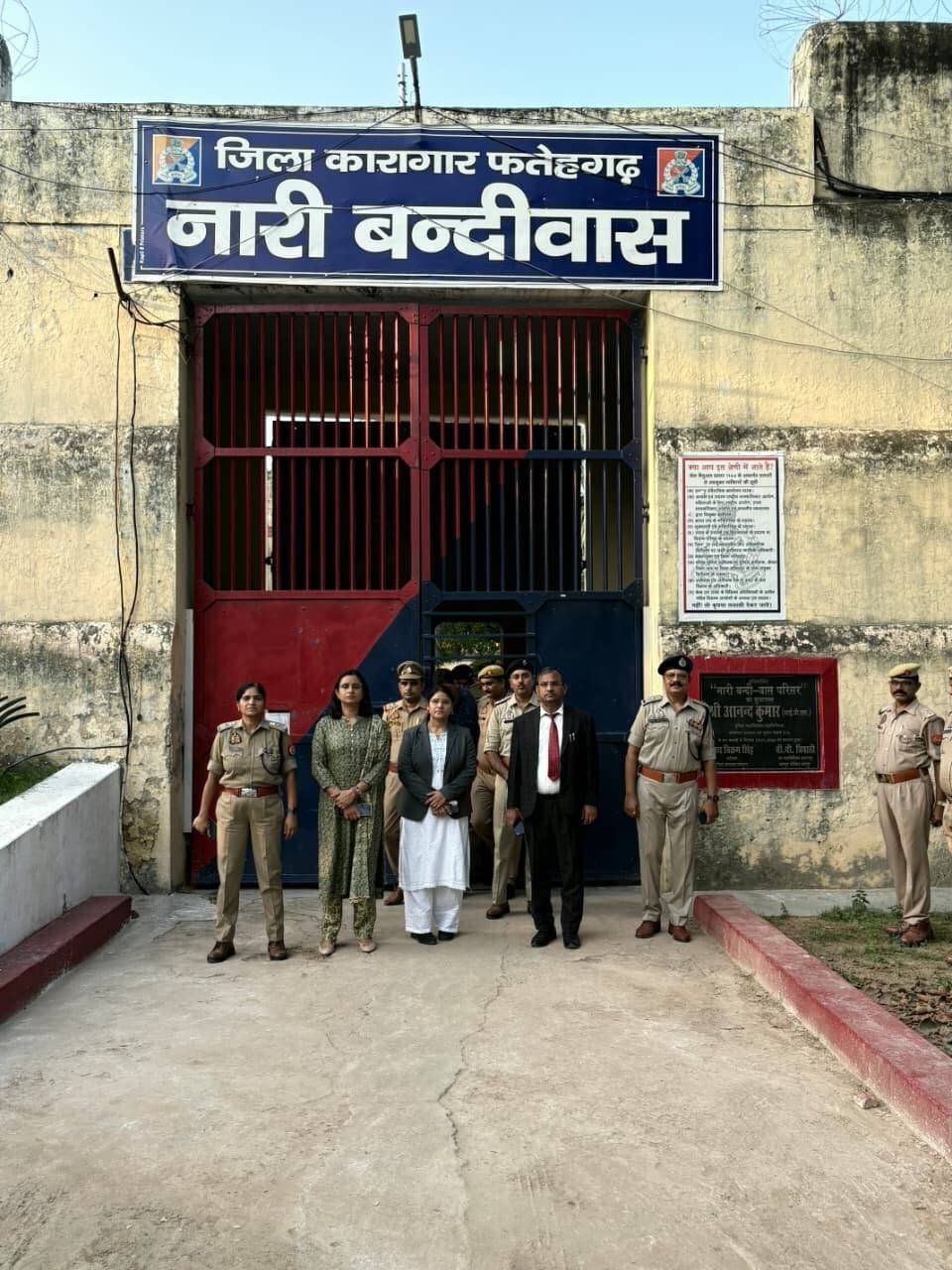सड़क सुरक्षा को लेकर डीएम-एसपी ने कसी कमर, जिला सड़क सुरक्षा समिति की बैठक में दिए सख्त निर्देश
फर्रुखाबाद। सड़क दुर्घटनाओं की रोकथाम और यातायात व्यवस्था को प्रभावी बनाने के उद्देश्य से मंगलवार को कलेक्ट्रेट सभागार में जिला सड़क सुरक्षा समिति की बैठक आयोजित की गई। बैठक की अध्यक्षता जिलाधिकारी फर्रुखाबाद ने की। इस दौरान पुलिस अधीक्षक फतेहगढ़ समेत संबंधित विभागों के अधिकारी मौजूद रहे।
बैठक में जिले में लगातार होने वाली सड़क दुर्घटनाओं की रोकथाम को लेकर विस्तार से समीक्षा की गई। अधिकारियों ने ब्लैक स्पॉट्स के सुधार, यातायात प्रबंधन, सड़क सुरक्षा के प्रति जनजागरूकता, ओवरलोडिंग पर नियंत्रण तथा यातायात नियमों के प्रभावी अनुपालन सहित विभिन्न महत्वपूर्ण बिंदुओं पर चर्चा की।
जिलाधिकारी एवं पुलिस अधीक्षक ने संबंधित विभागों को आपसी समन्वय बनाकर सड़क सुरक्षा के लिए आवश्यक कदम उठाने के निर्देश दिए। अधिकारियों को दुर्घटना संभावित स्थानों को चिन्हित कर वहां आवश्यक सुधार कार्य कराने तथा यातायात व्यवस्था को बेहतर बनाने के लिए प्रभावी कार्रवाई सुनिश्चित करने को कहा गया।
बैठक में सड़क सुरक्षा को लेकर आमजन को जागरूक करने पर भी विशेष जोर दिया गया। अधिकारियों ने कहा कि यातायात नियमों का पालन कर सड़क दुर्घटनाओं को काफी हद तक रोका जा सकता है। इसके लिए संबंधित विभागों को समयबद्ध एवं प्रभावी कार्रवाई सुनिश्चित करने के निर्देश दिए गए।
डीएम और एसपी ने स्पष्ट किया कि सड़क सुरक्षा से जुड़े कार्यों में किसी प्रकार की लापरवाही न बरती जाए और सभी विभाग आपसी समन्वय के साथ कार्य करते हुए दुर्घटनाओं की रोकथाम के लिए ठोस कदम उठाएं।
#FatehgarhPolice #Farrukhabad #Fatehgarh #सड़कसुरक्षा #जिलासड़कसुरक्षासमिति #RoadSafety #TrafficSafety #यातायात #यातायातनियम #सड़कदुर्घटना #ब्लैकस्पॉट #ओवरलोडिंग #FarrukhabadPolice